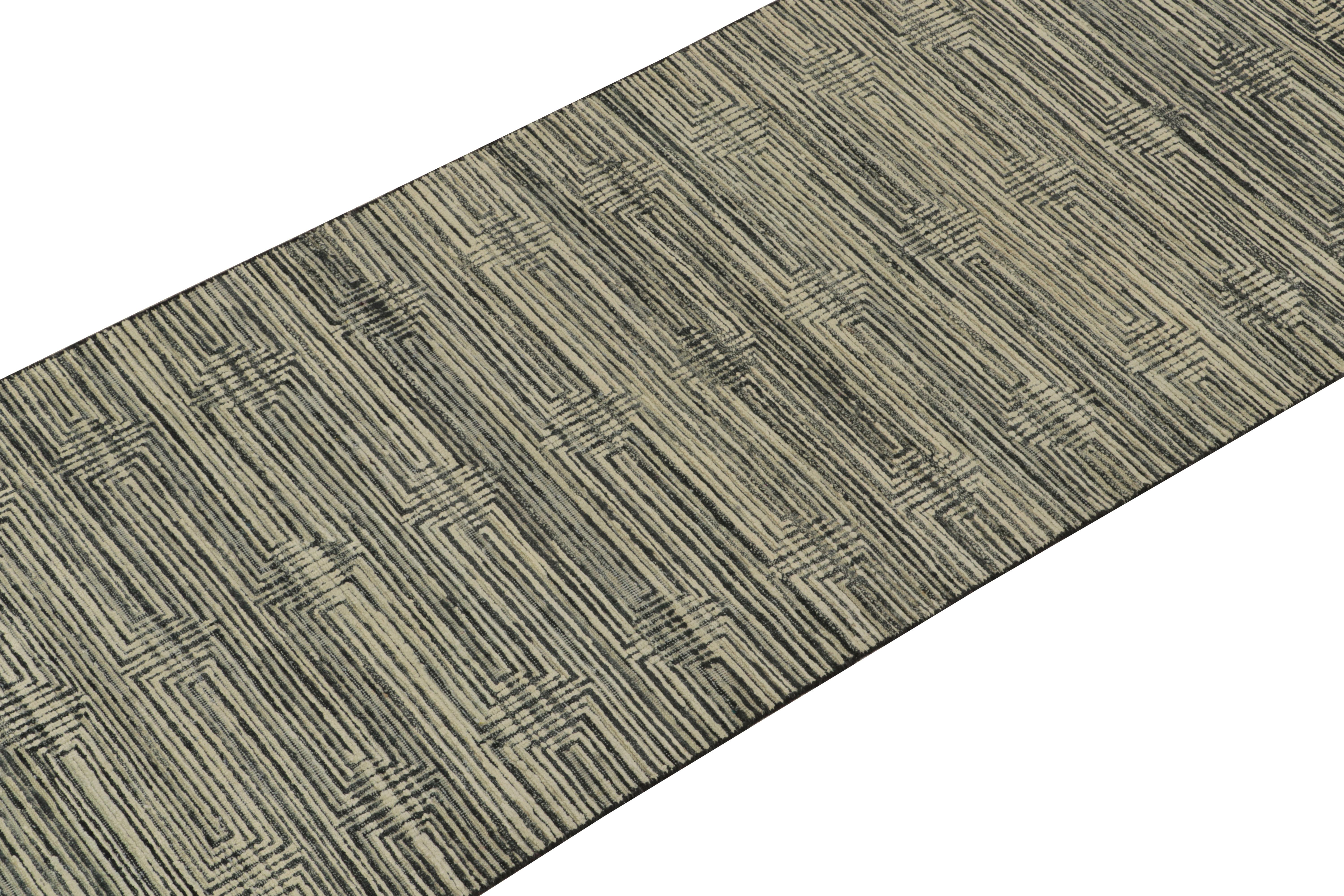 Rug & Kilim's Contemporary Läufer in Schwarz, Weiß und Beige Geometrisch gemustert (Indisch) im Angebot
