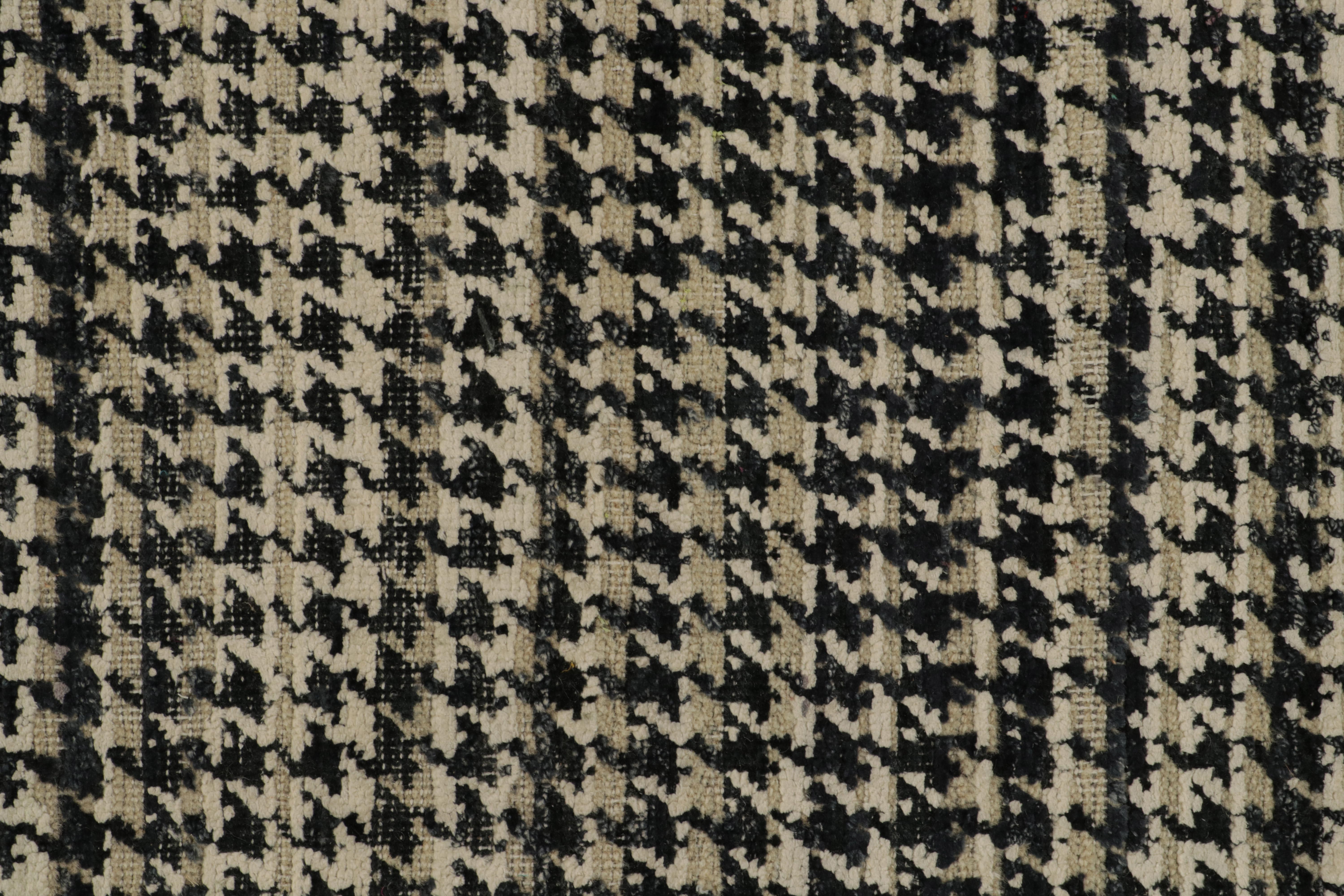 Rug & Kilim’s Contemporary Runner in Black, White & Beige Geometric Pattern In New Condition For Sale In Long Island City, NY
