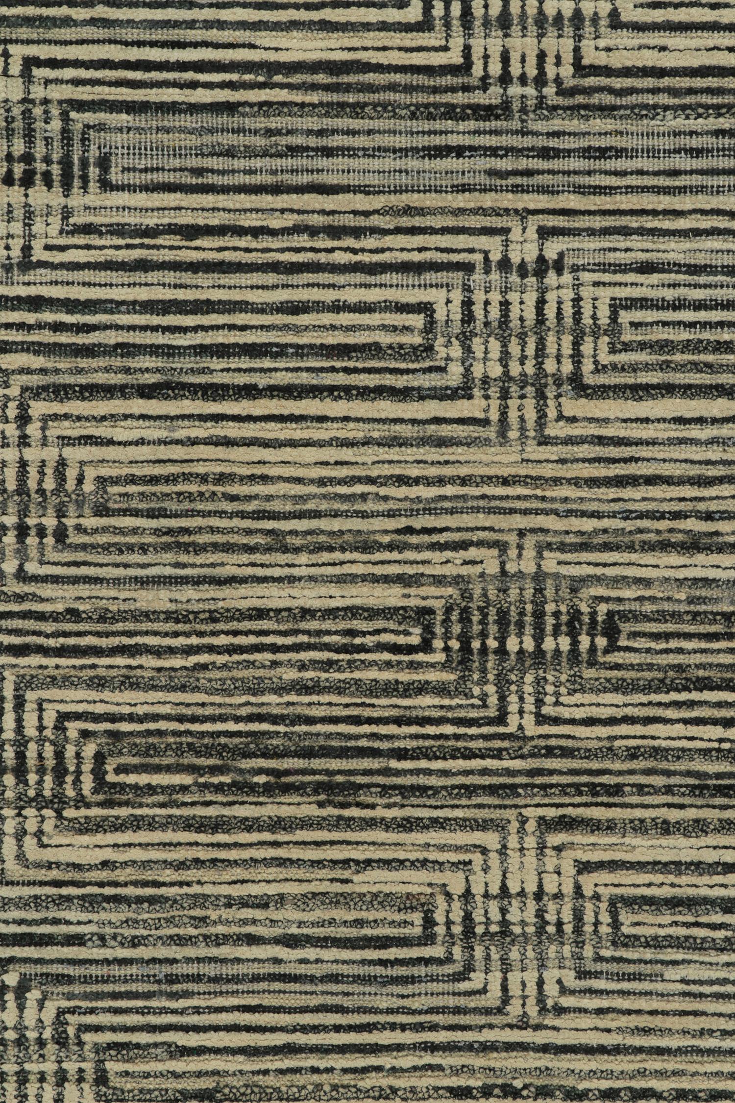 Rug & Kilim’s Contemporary Runner in Black, White & Beige Geometric Pattern In New Condition For Sale In Long Island City, NY