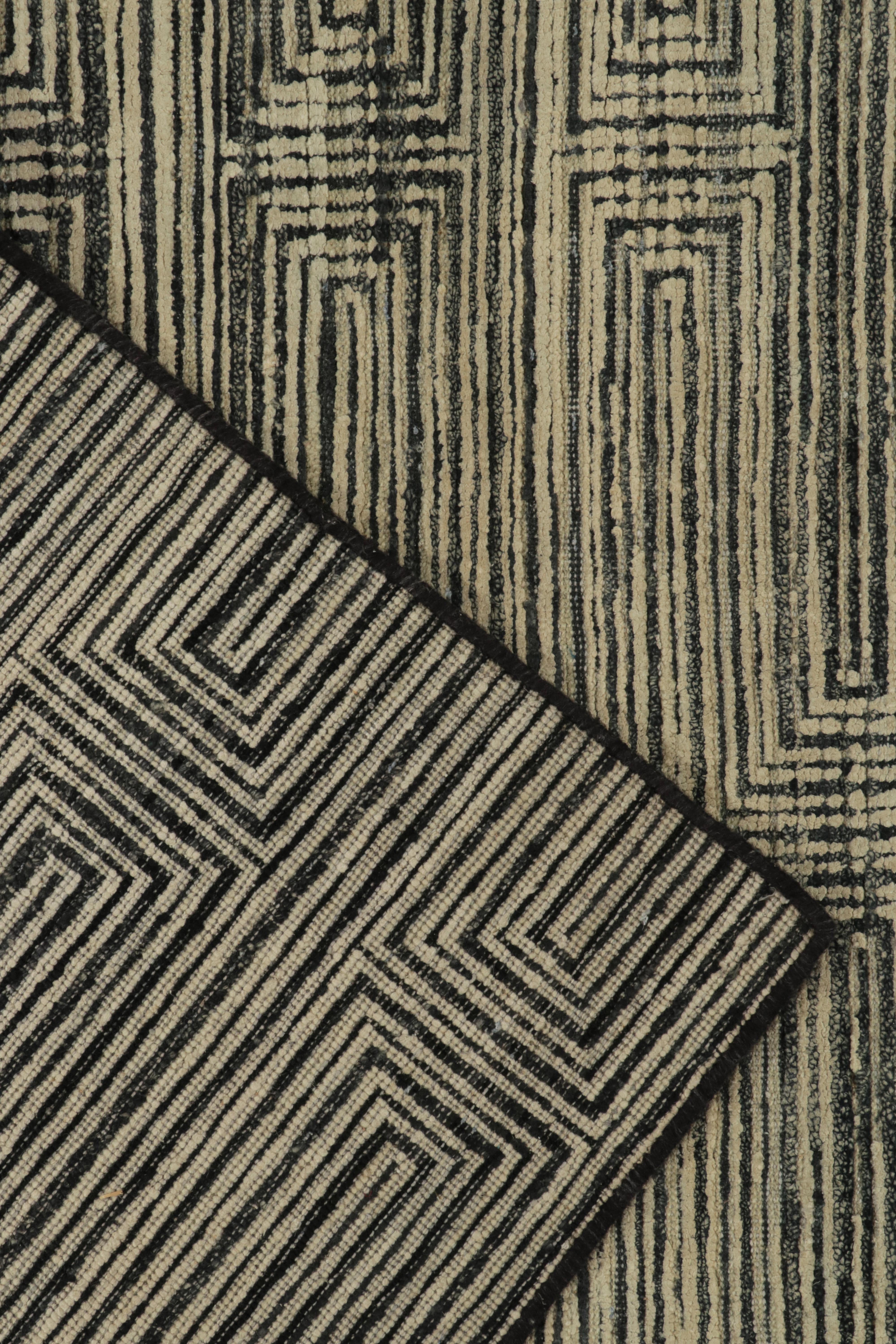 Rug & Kilim's Contemporary Läufer in Schwarz, Weiß und Beige Geometrisch gemustert (21. Jahrhundert und zeitgenössisch) im Angebot