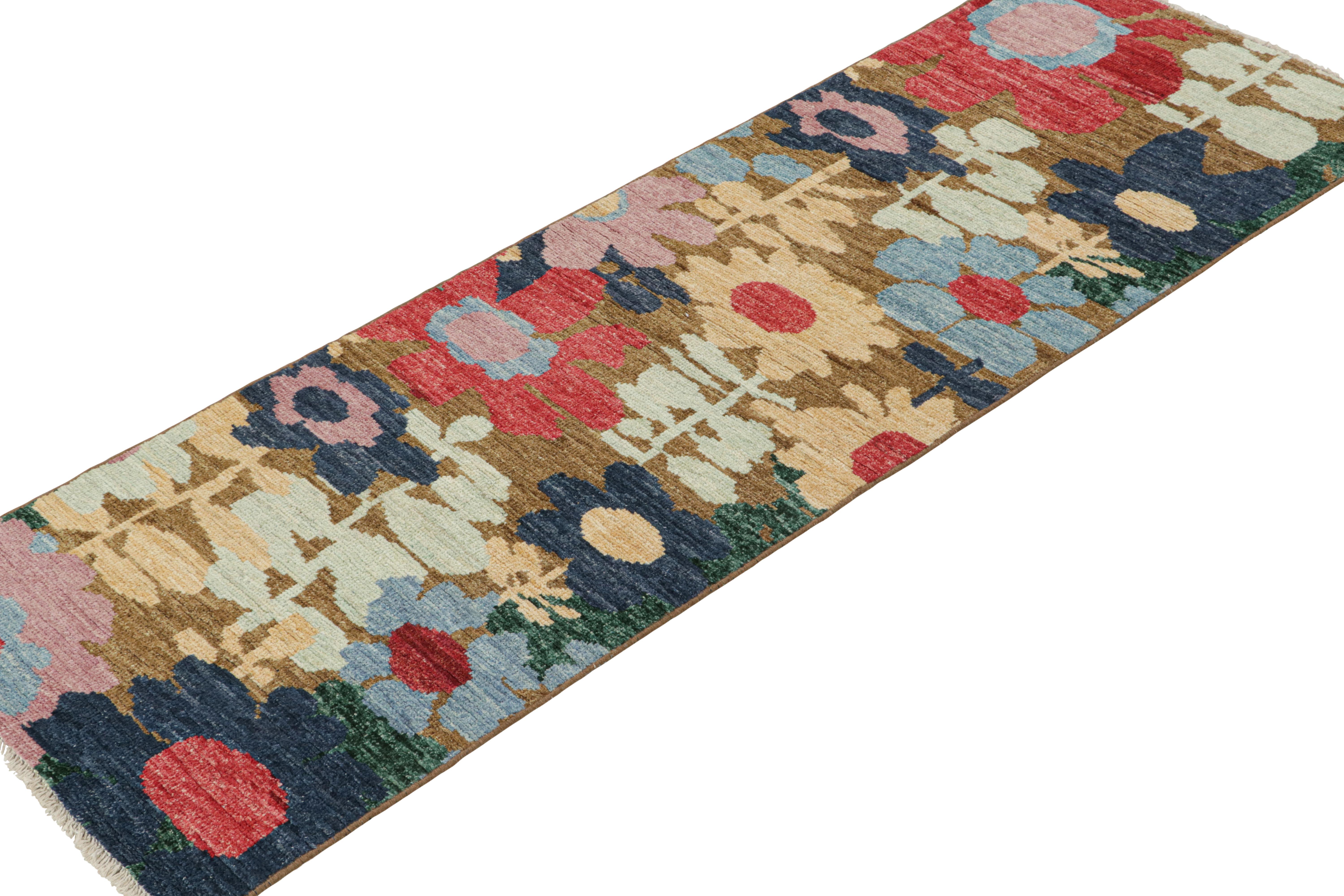 Moderne Tapis de course contemporain à motifs floraux colorés de Rug & Kilim en vente