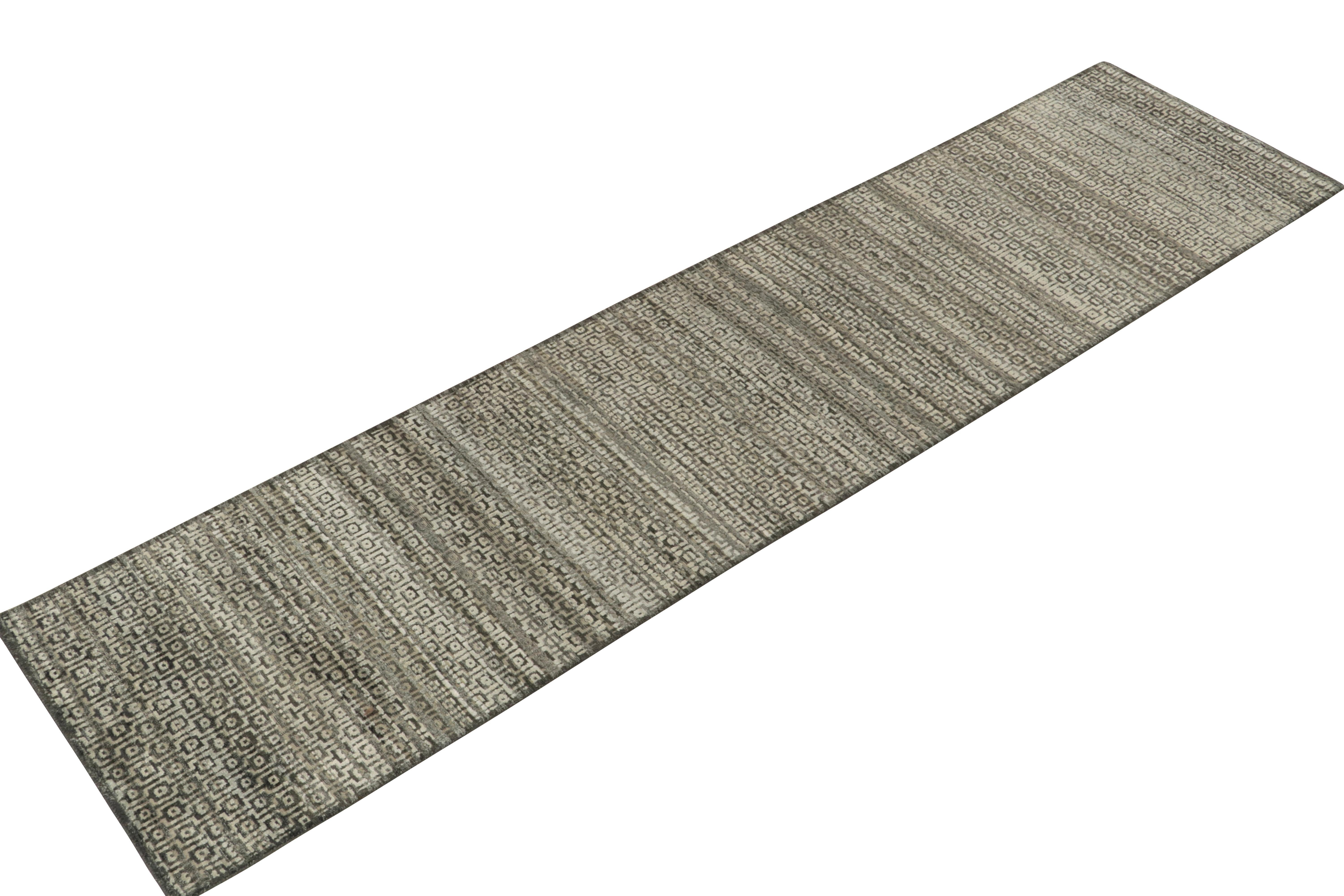Handgeknüpft aus einer feinen Mischung aus Wolle und Seide, ein schillernder 3x10-Läufer aus der modernen Auswahl von Rug & Kilim. Das definierte Spiel von Grau- und Beigetönen spielt wunderbar mit geometrischen Mustern und einer subtilen