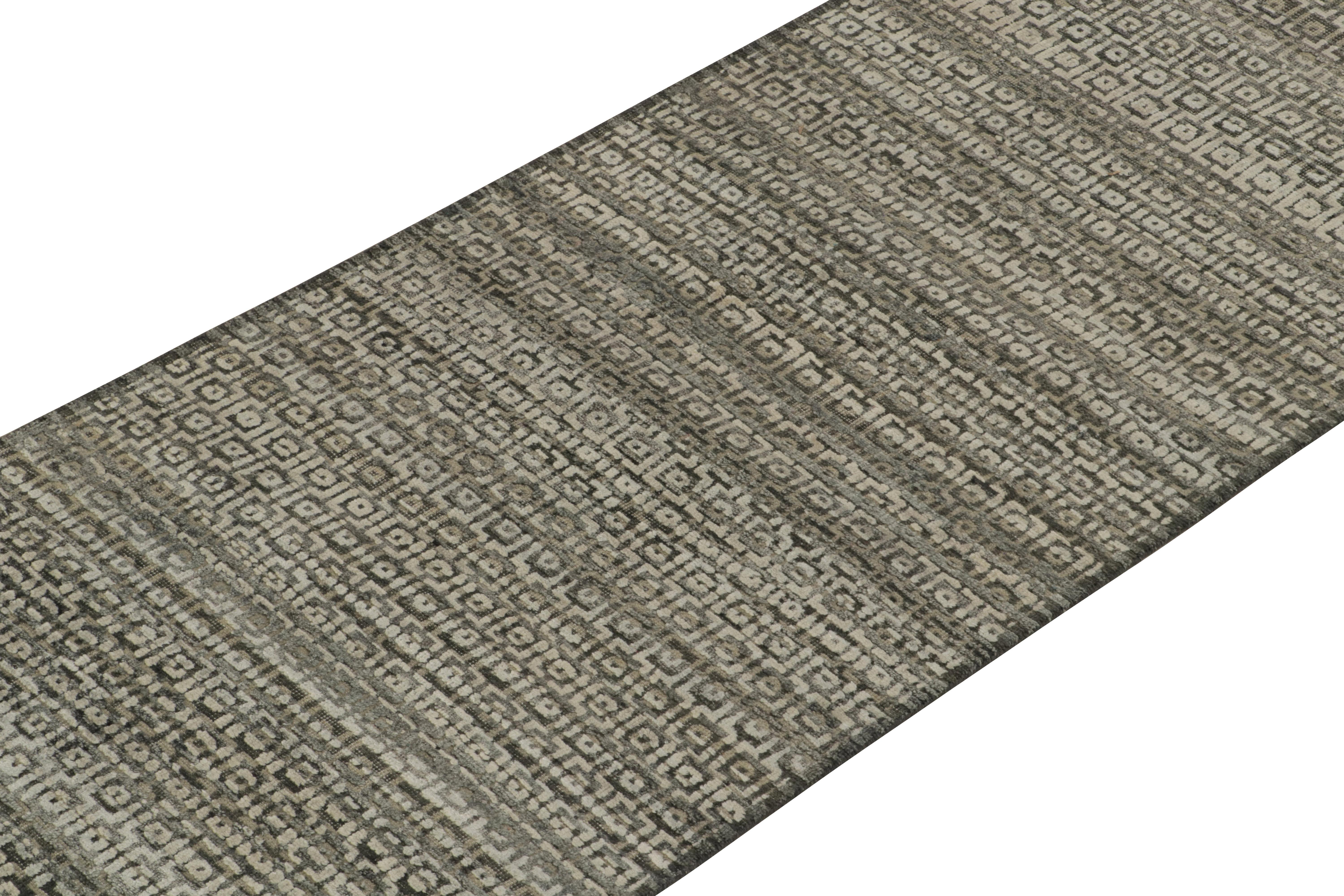 Indian Rug & Kilim’s Contemporary Runner in Gray and Beige Geometric Pattern For Sale