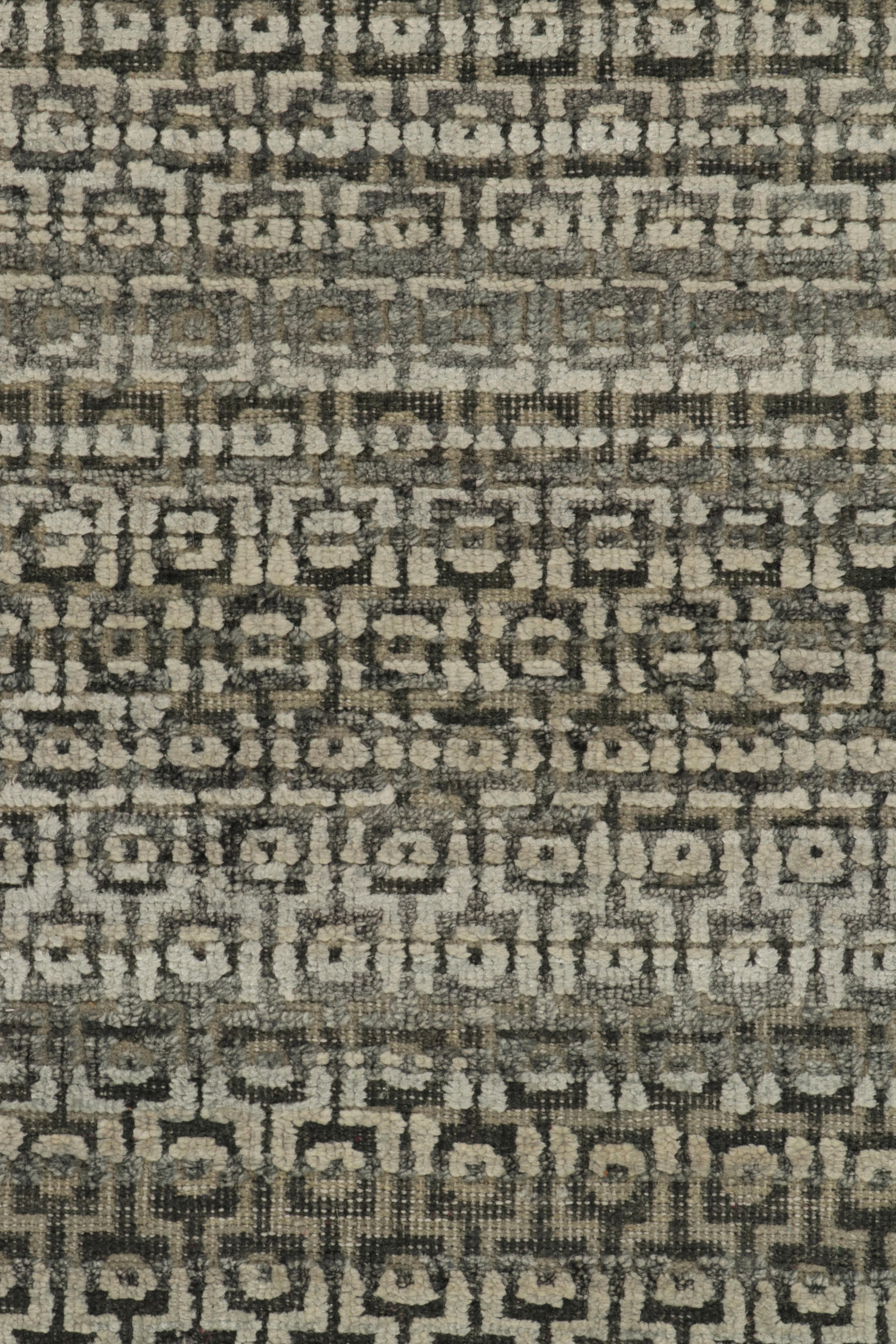 Rug & Kilim’s Contemporary Runner in Gray and Beige Geometric Pattern In New Condition For Sale In Long Island City, NY