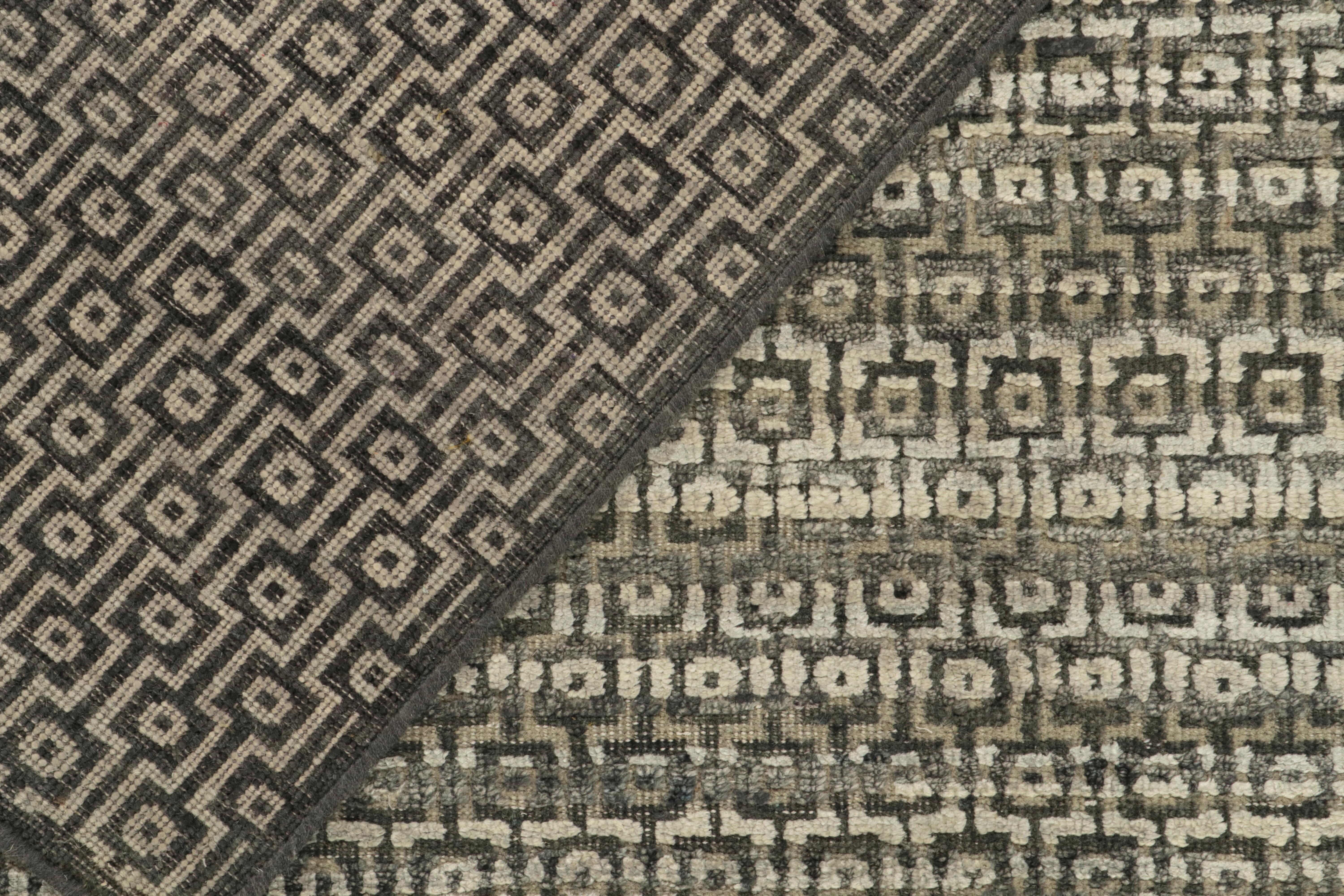 Wool Rug & Kilim’s Contemporary Runner in Grey and Beige Geometric Pattern For Sale