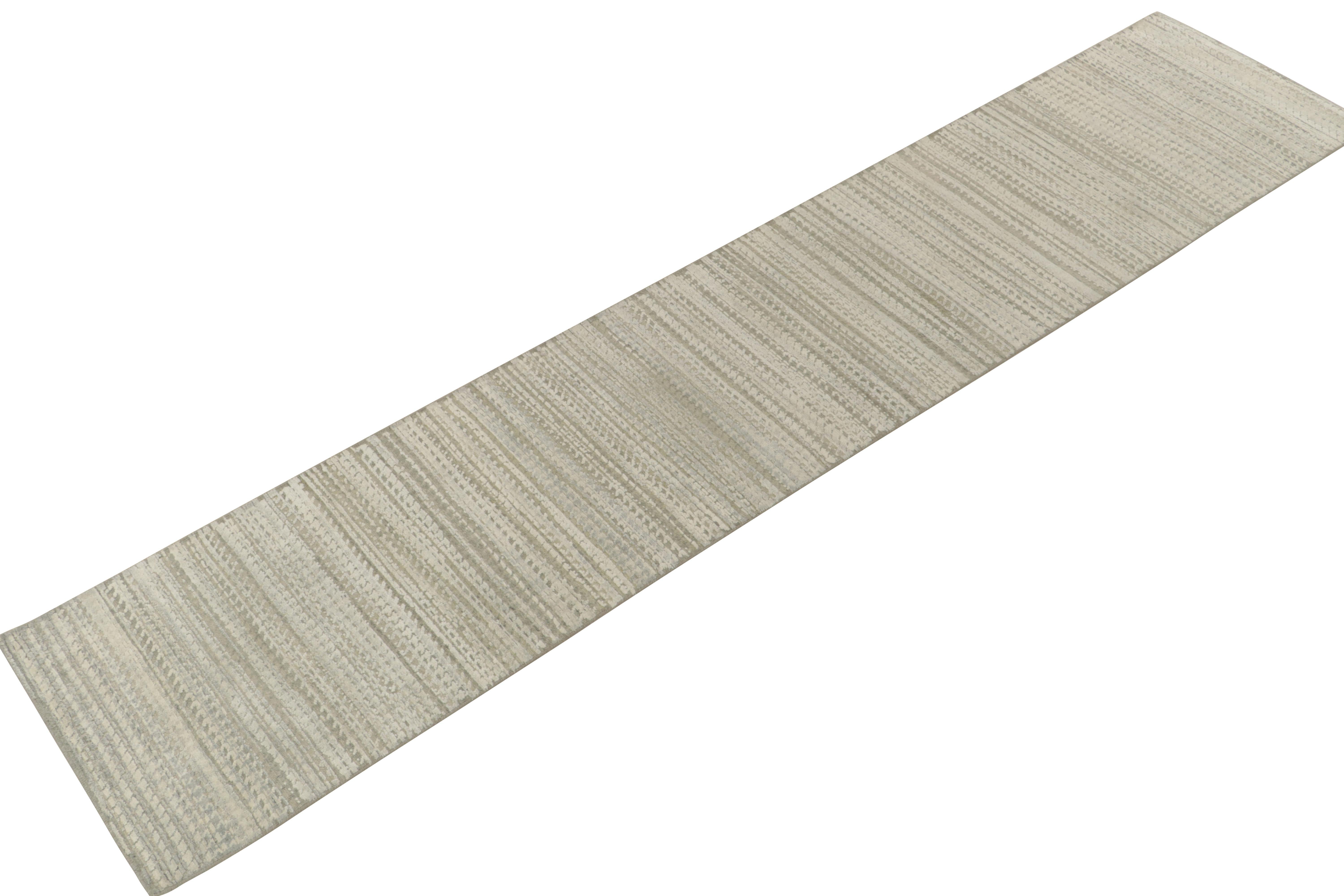 Teppich & Kilims Zeitgenössischer Läufer in Grau & Weiß mit geometrischem Hoch-Low-Muster (Moderne) im Angebot