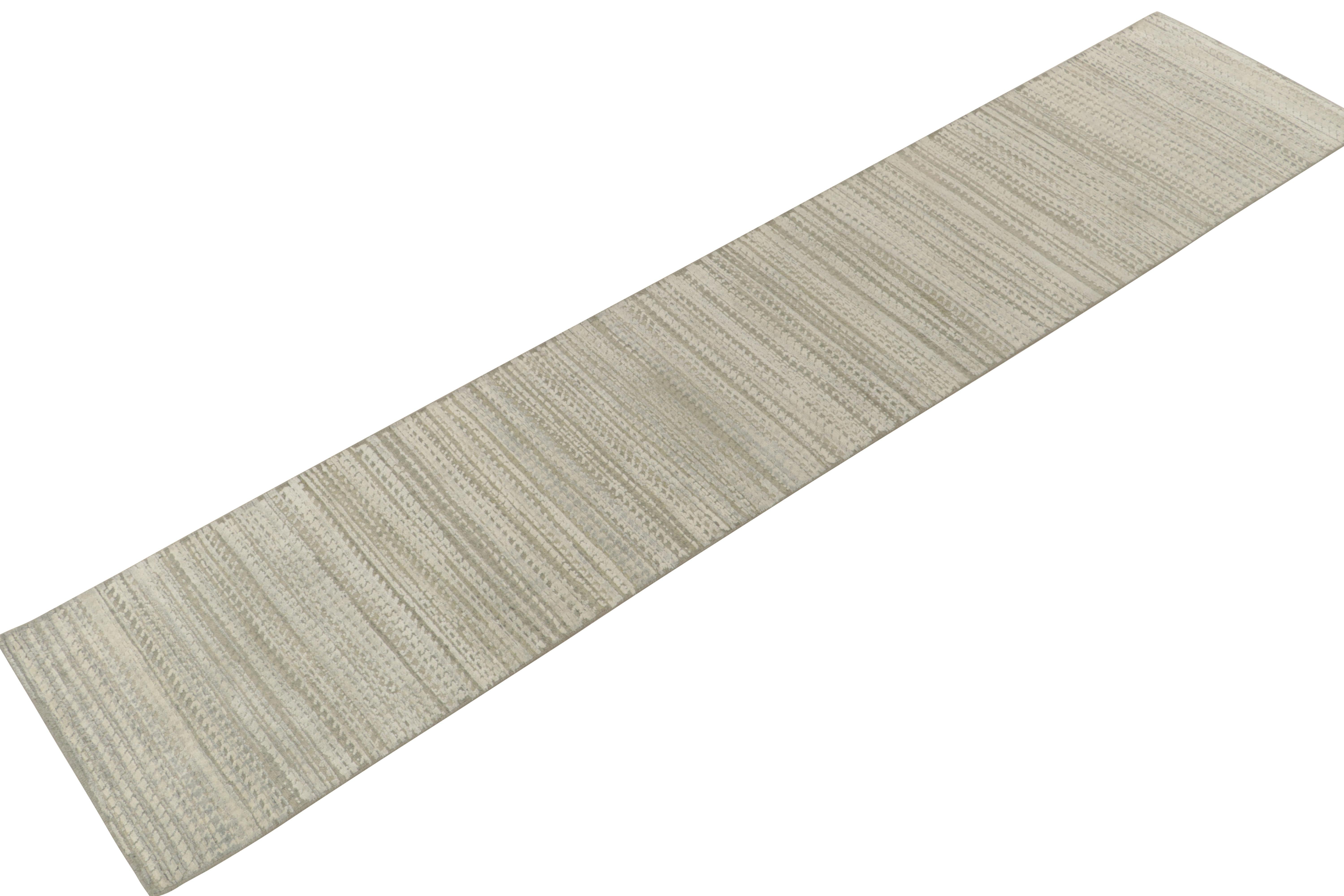 Rug & Kilim's Contemporary Läufer in Grau & Weiß Geometrisches Hoch-Tief-Muster (Moderne) im Angebot