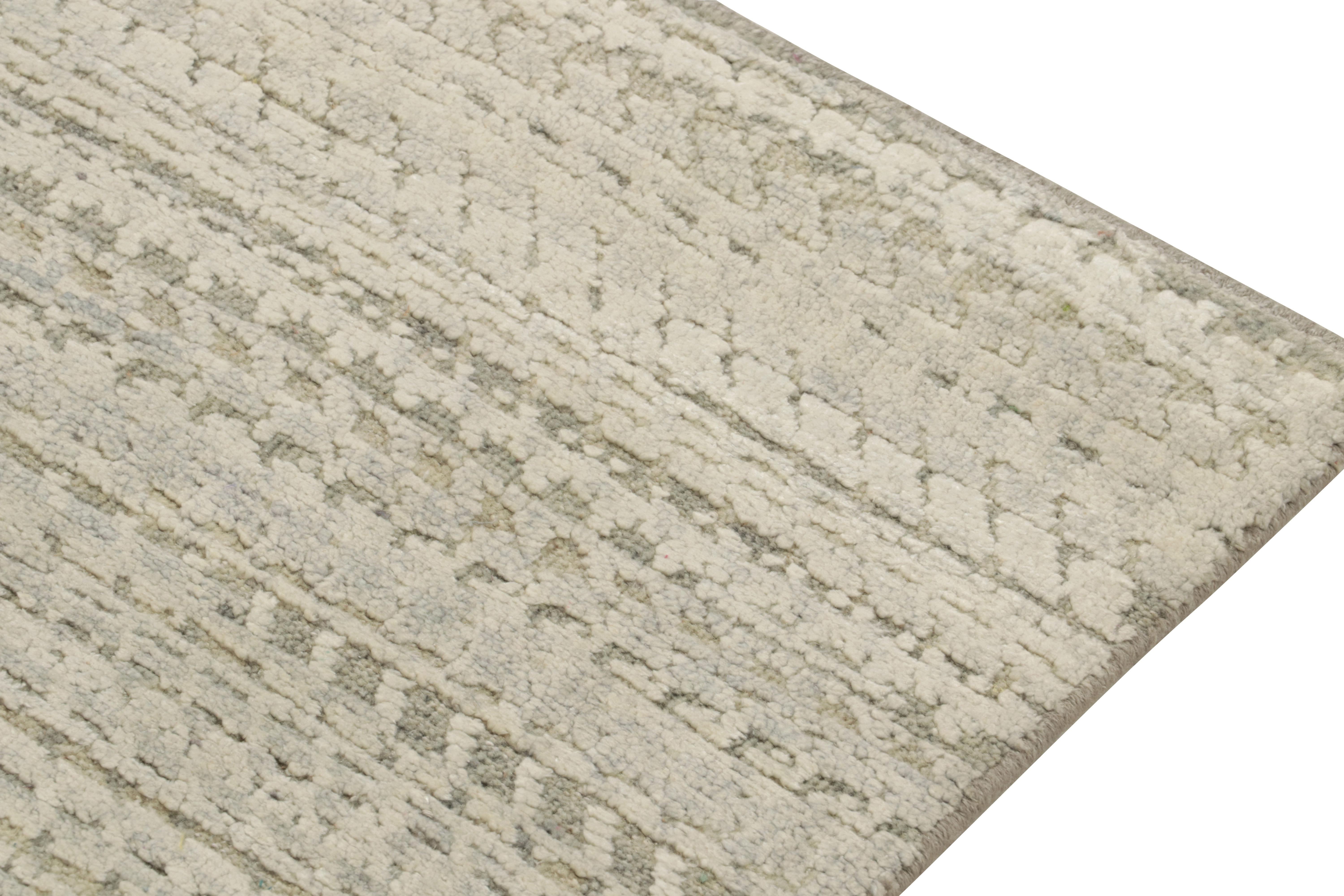 Teppich & Kilims Zeitgenössischer Läufer in Grau & Weiß mit geometrischem Hoch-Low-Muster (Handgeknüpft) im Angebot