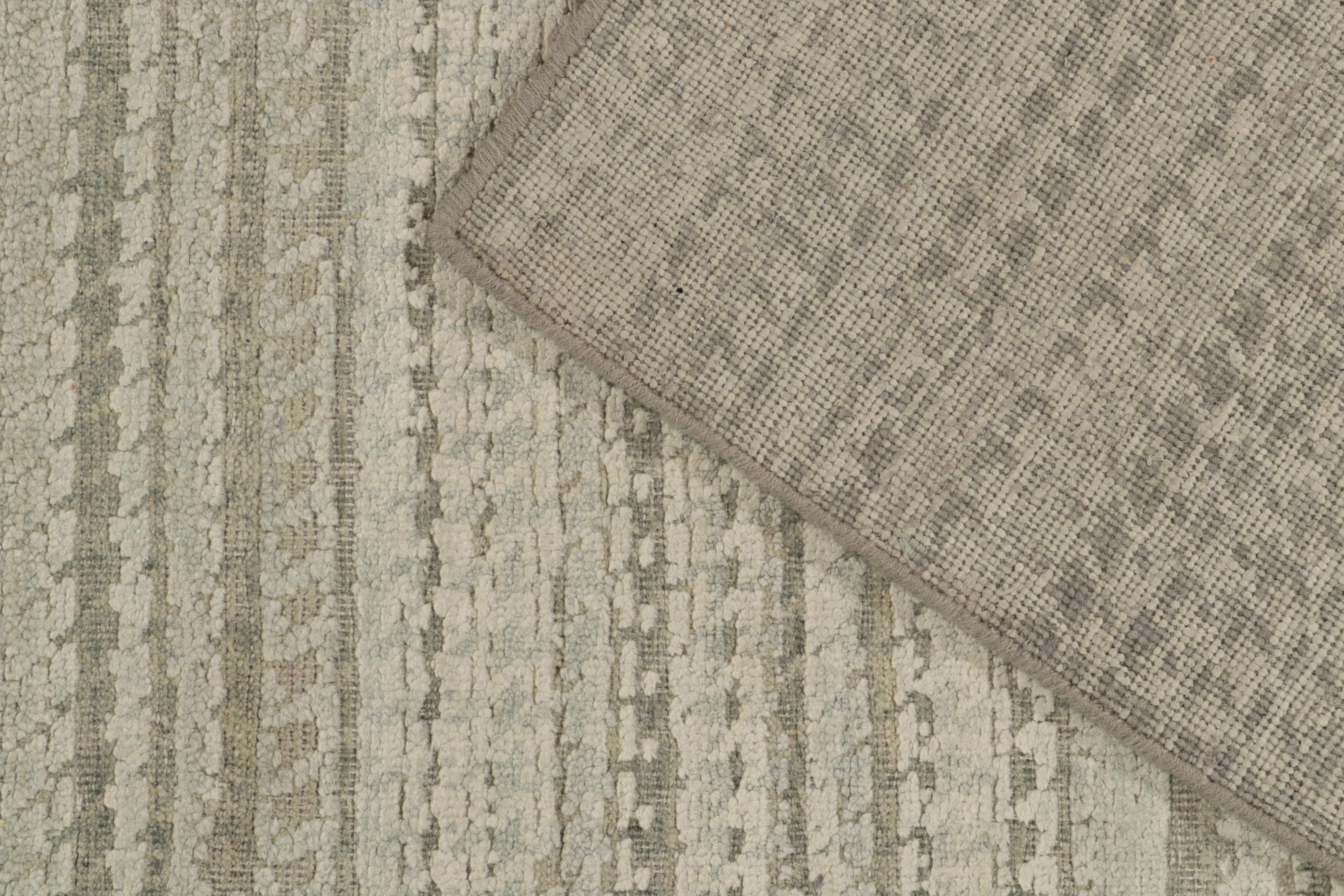 Teppich & Kilims Zeitgenössischer Läufer in Grau & Weiß mit geometrischem Hoch-Low-Muster (21. Jahrhundert und zeitgenössisch) im Angebot
