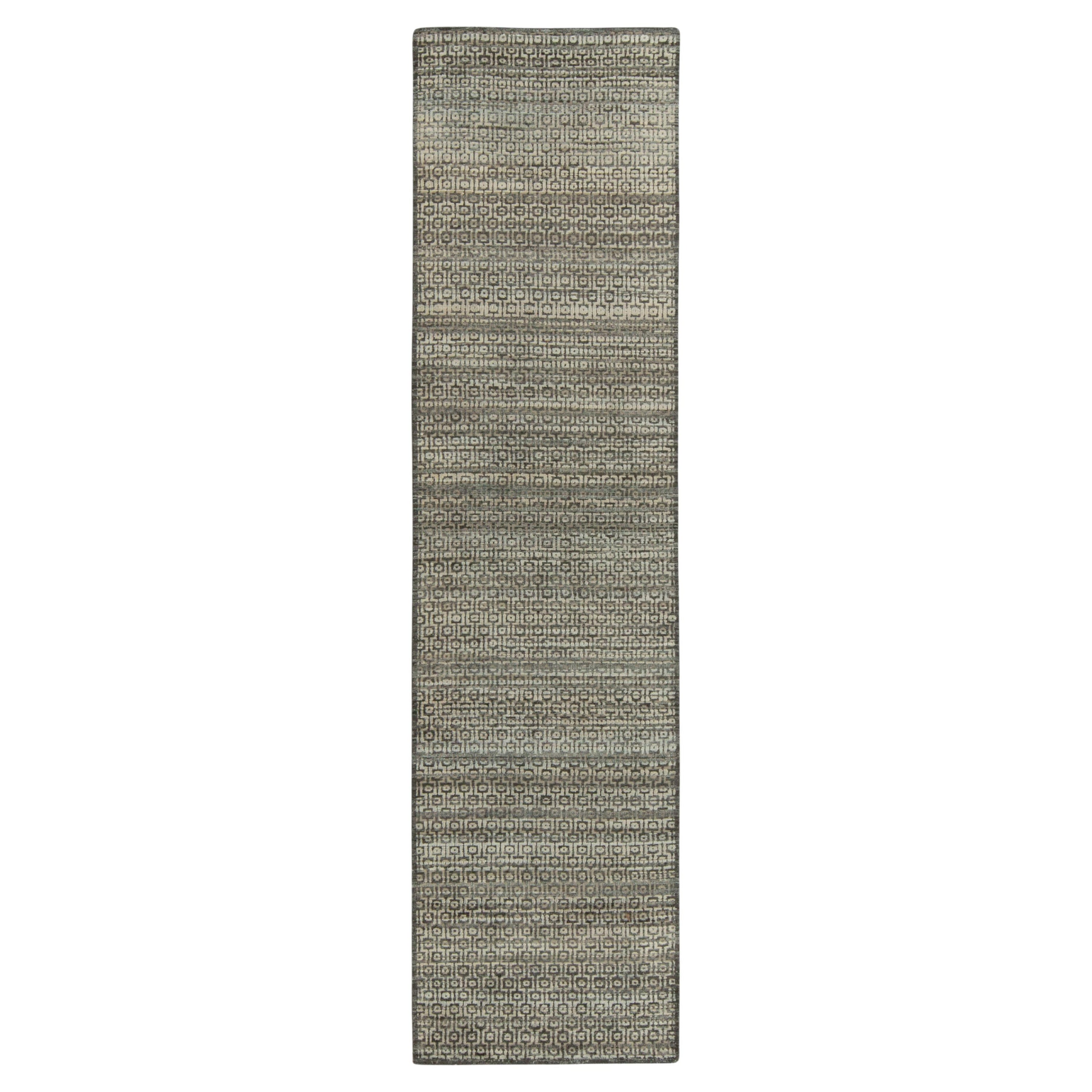 Runner contemporaneo di Rug & Kilim con motivo geometrico grigio e beige
