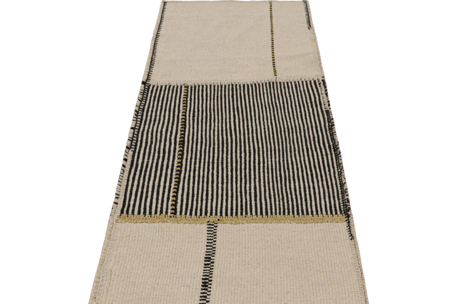 Moderno Rug & Kilim è un runner kilim contemporaneo, nei toni del nero e del beige e a righe in vendita