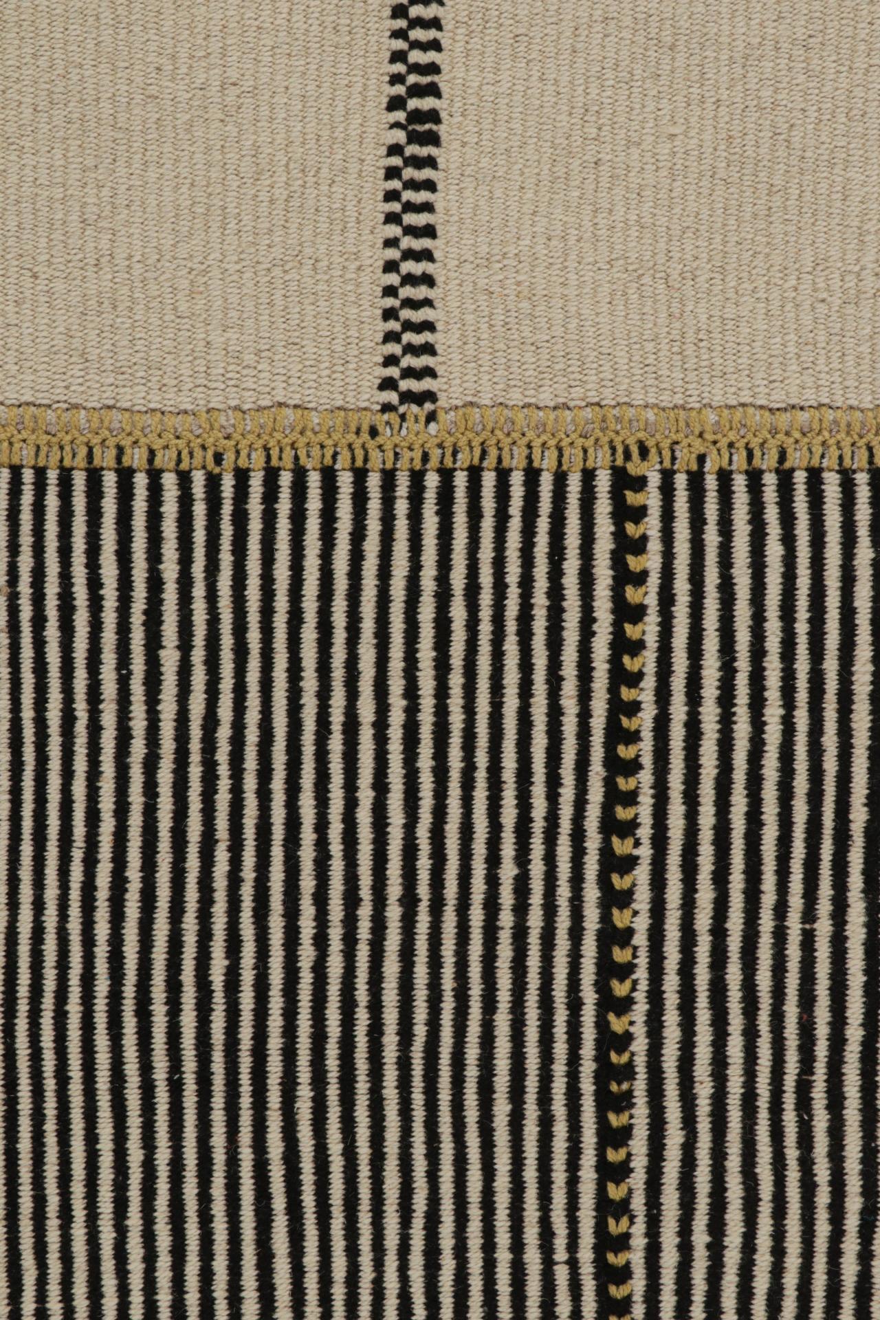 Tessuto a mano Rug & Kilim è un runner kilim contemporaneo, nei toni del nero e del beige e a righe in vendita
