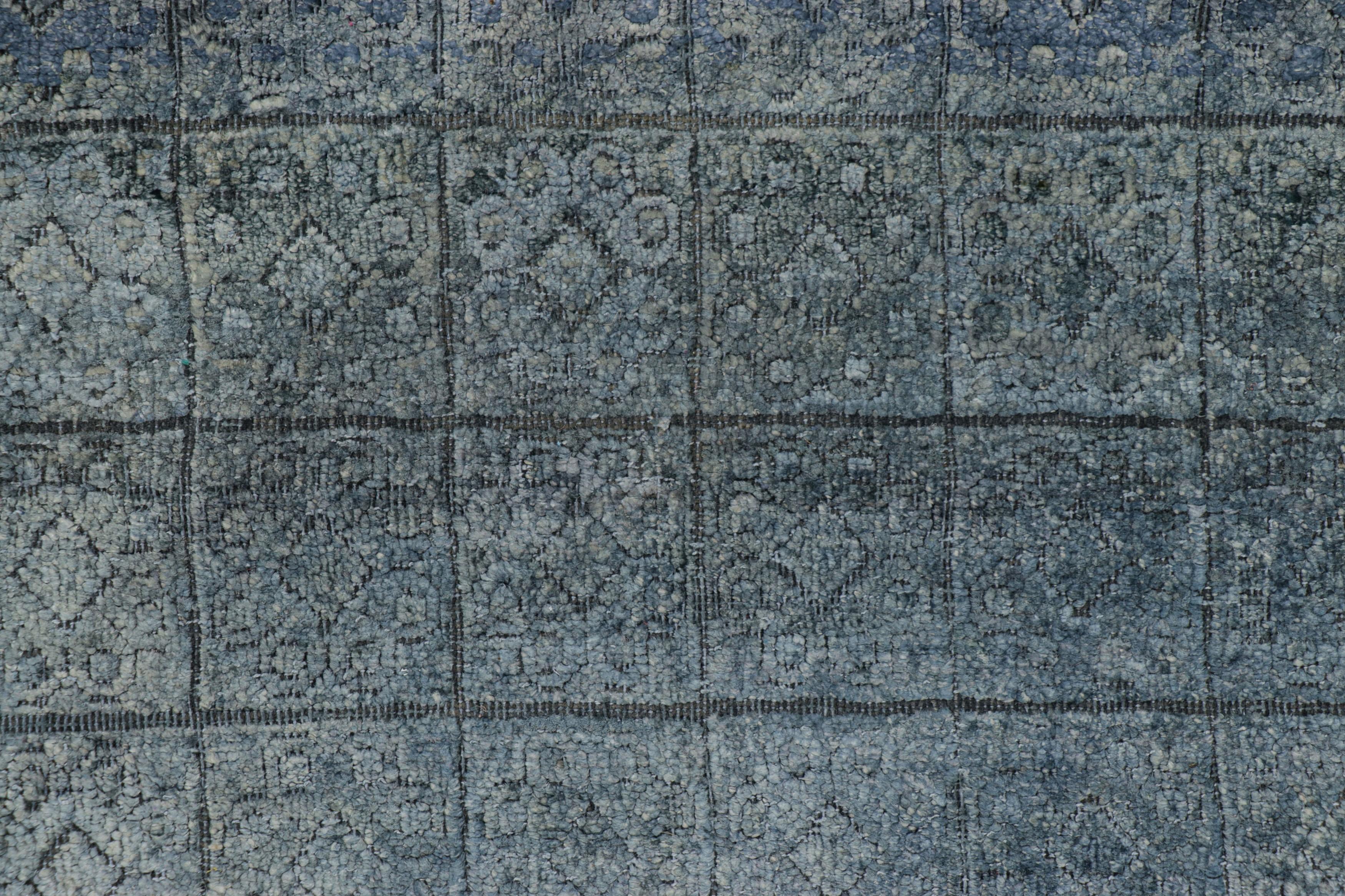 Moderno Rug & Kilim è un tappeto runner contemporaneo con motivi floreali in grisaglia blu. in vendita