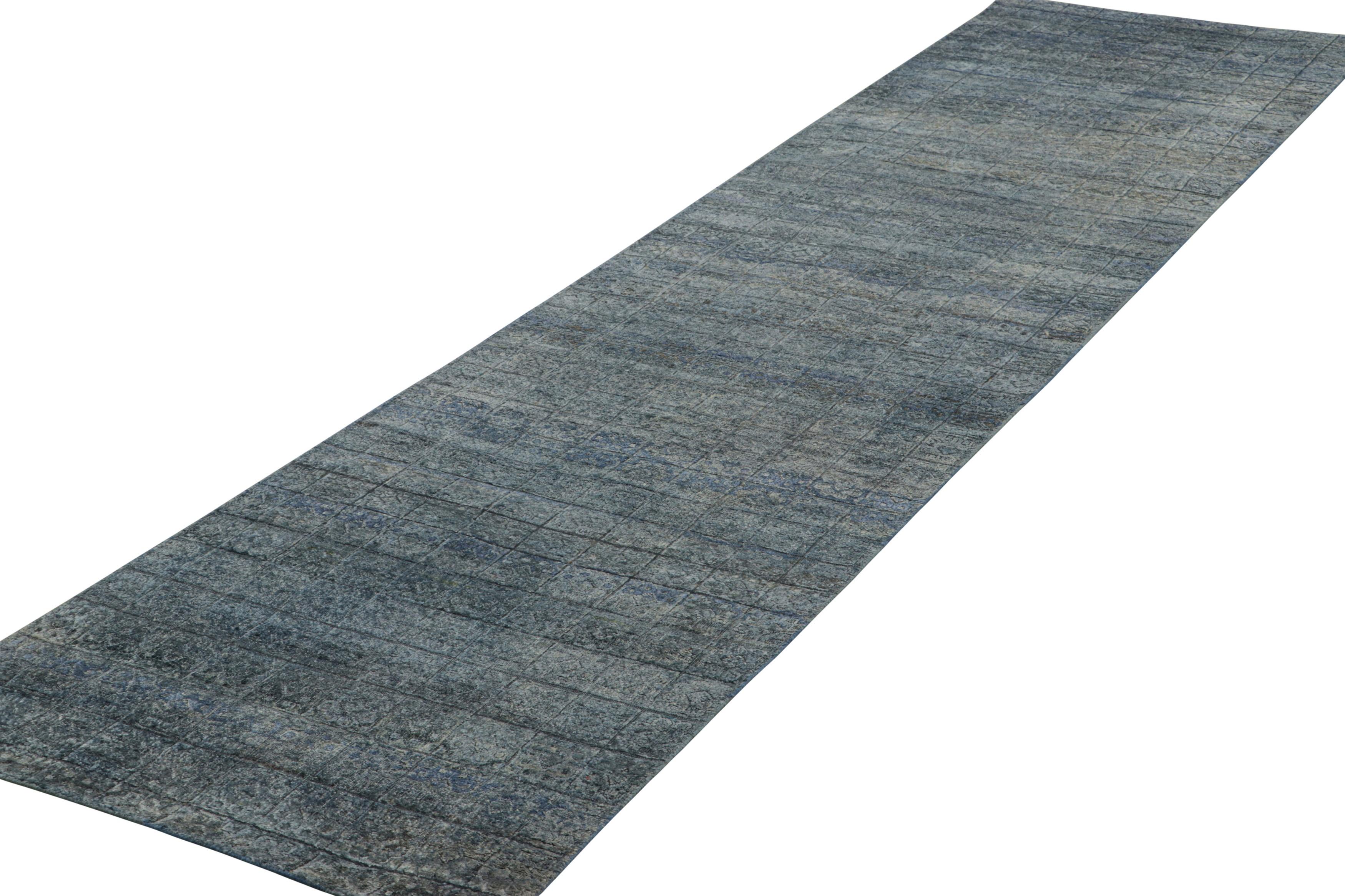 Indiano Rug & Kilim è un tappeto runner contemporaneo con motivi floreali in grisaglia blu. in vendita