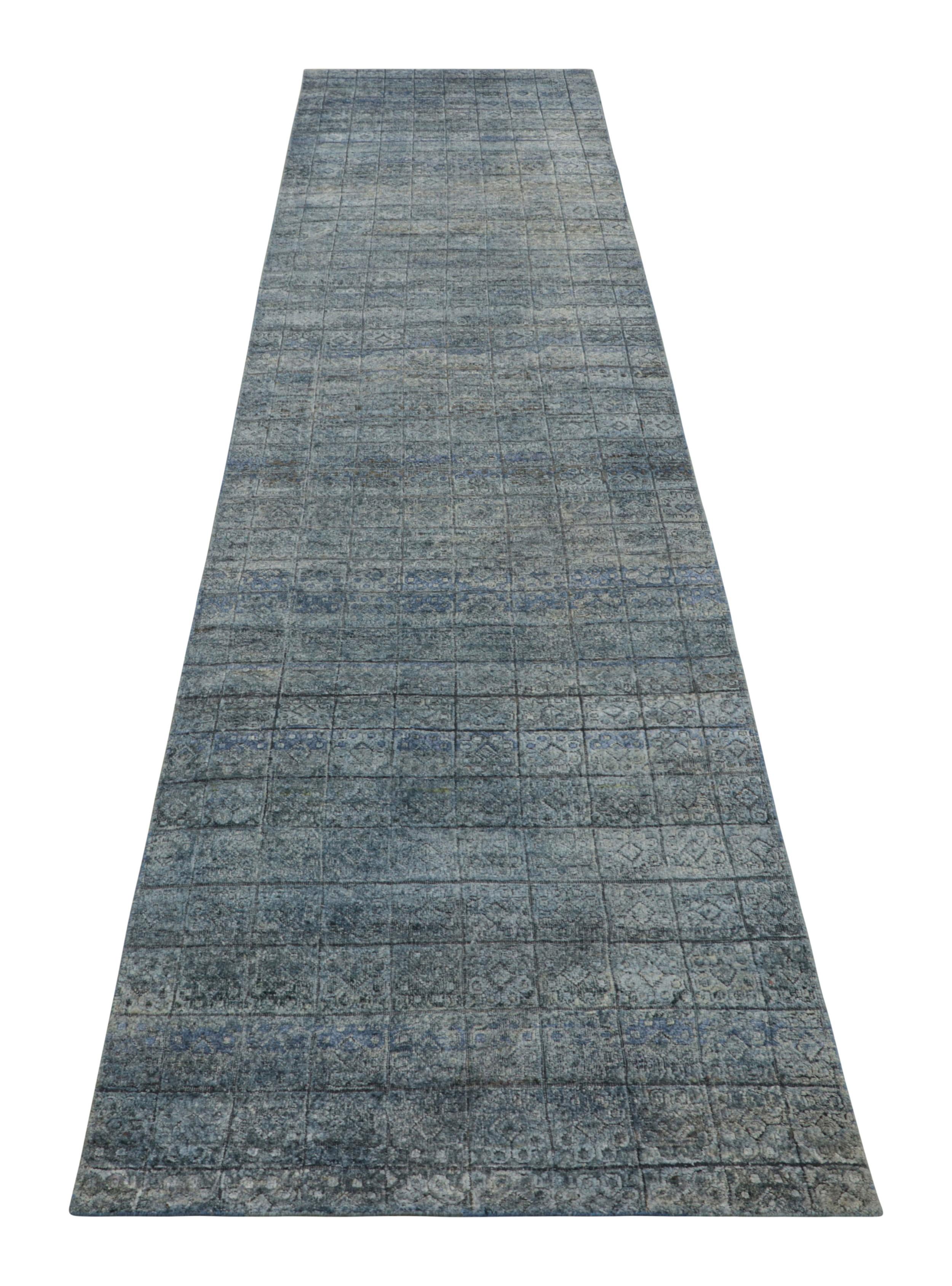 Annodato a mano Rug & Kilim è un tappeto runner contemporaneo con motivi floreali in grisaglia blu. in vendita