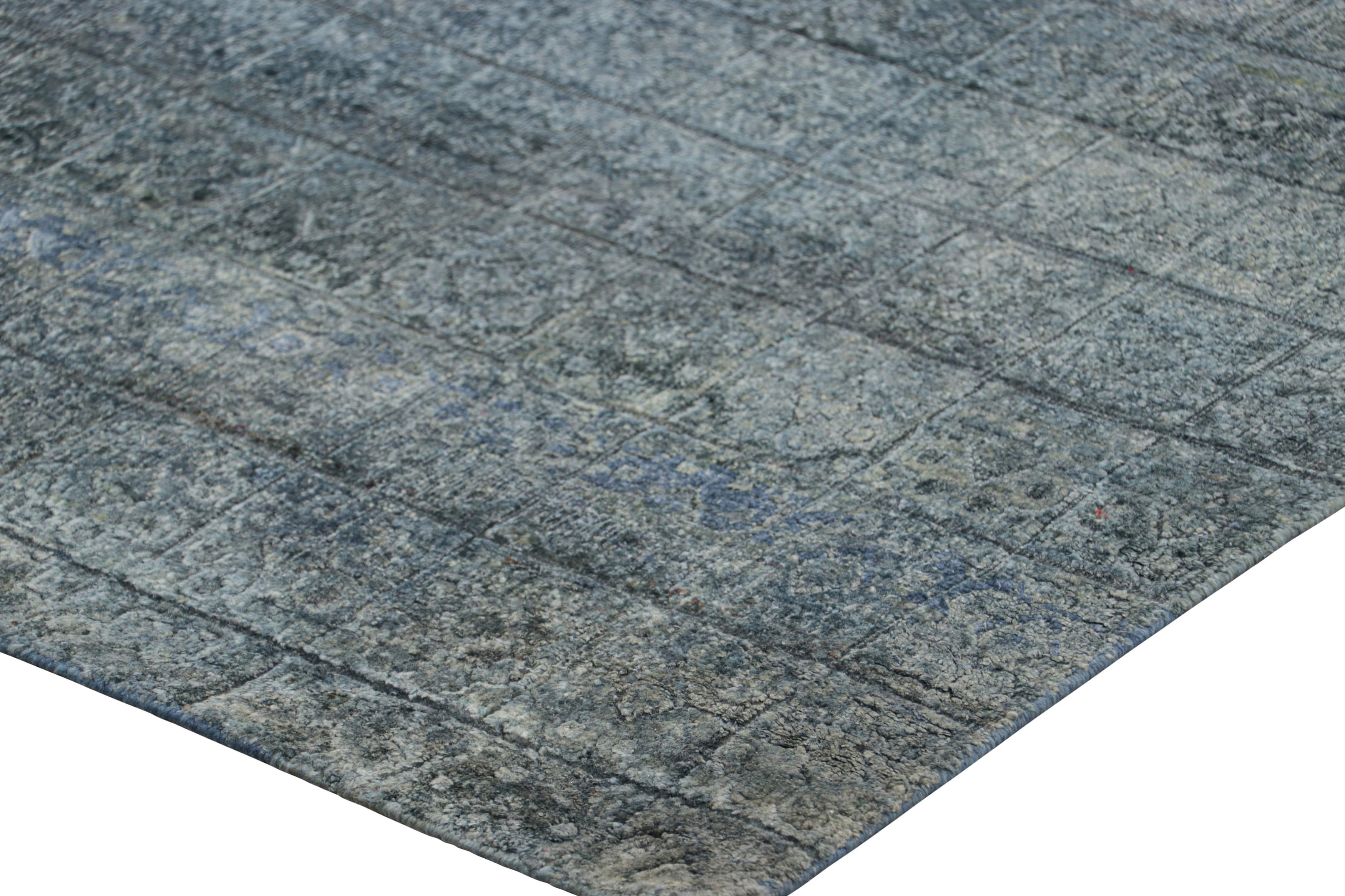 Rug & Kilim è un tappeto runner contemporaneo con motivi floreali in grisaglia blu. In condizioni Nuovo in vendita a Long Island City, NY