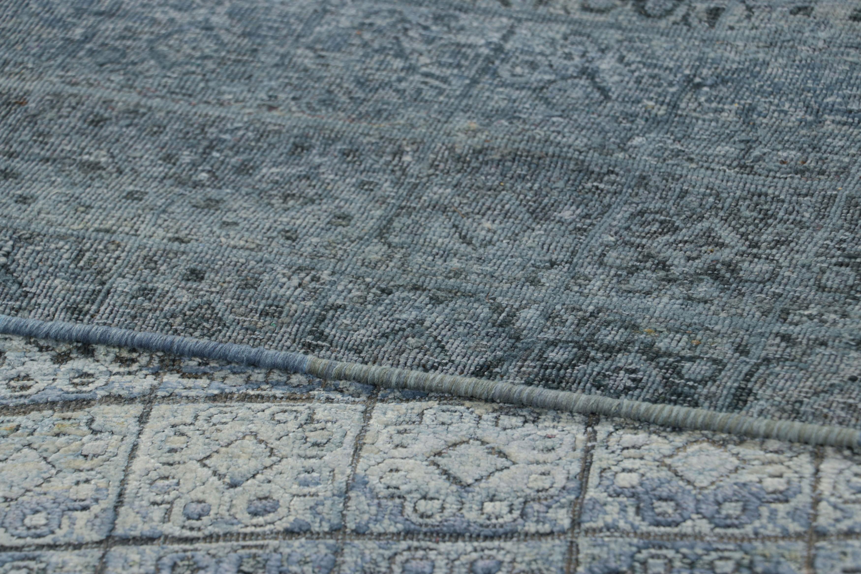 XXI secolo e contemporaneo Rug & Kilim è un tappeto runner contemporaneo con motivi floreali in grisaglia blu. in vendita