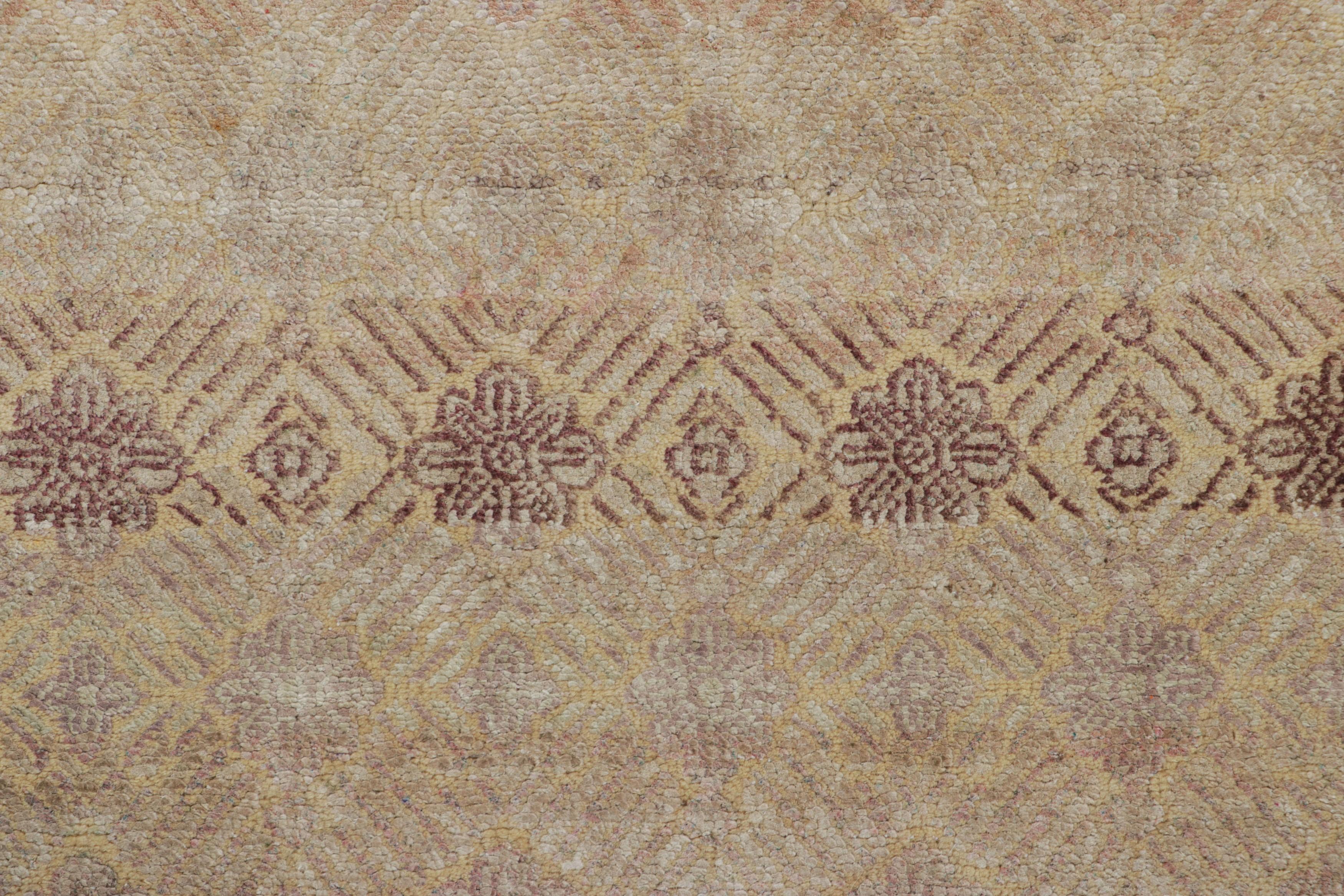 Rug & Kilim's Contemporary Läufer in Creme und Mauve mit Blumenmustern (Moderne) im Angebot