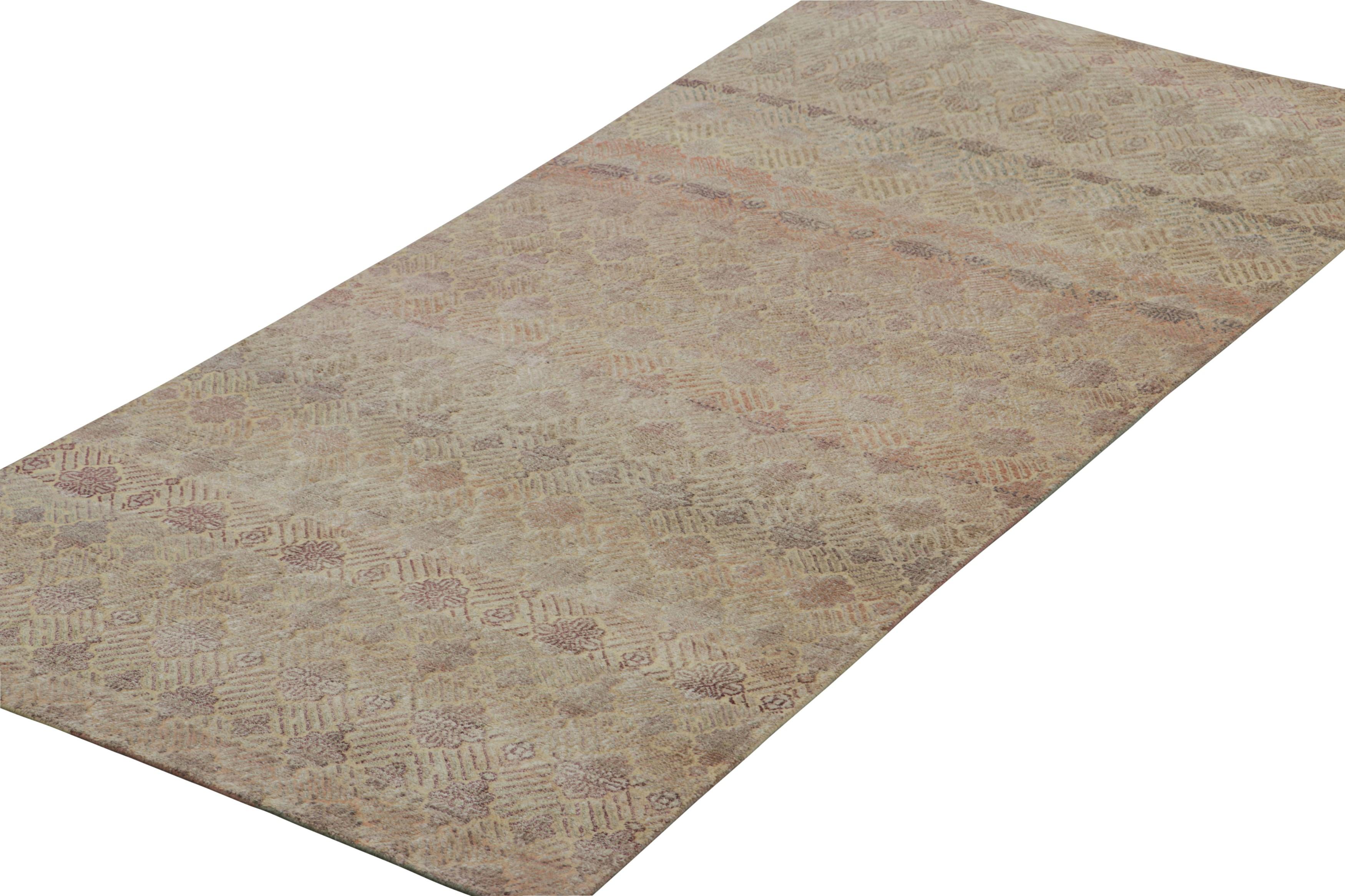 Rug & Kilim's Contemporary Läufer in Creme und Mauve mit Blumenmustern (Indisch) im Angebot