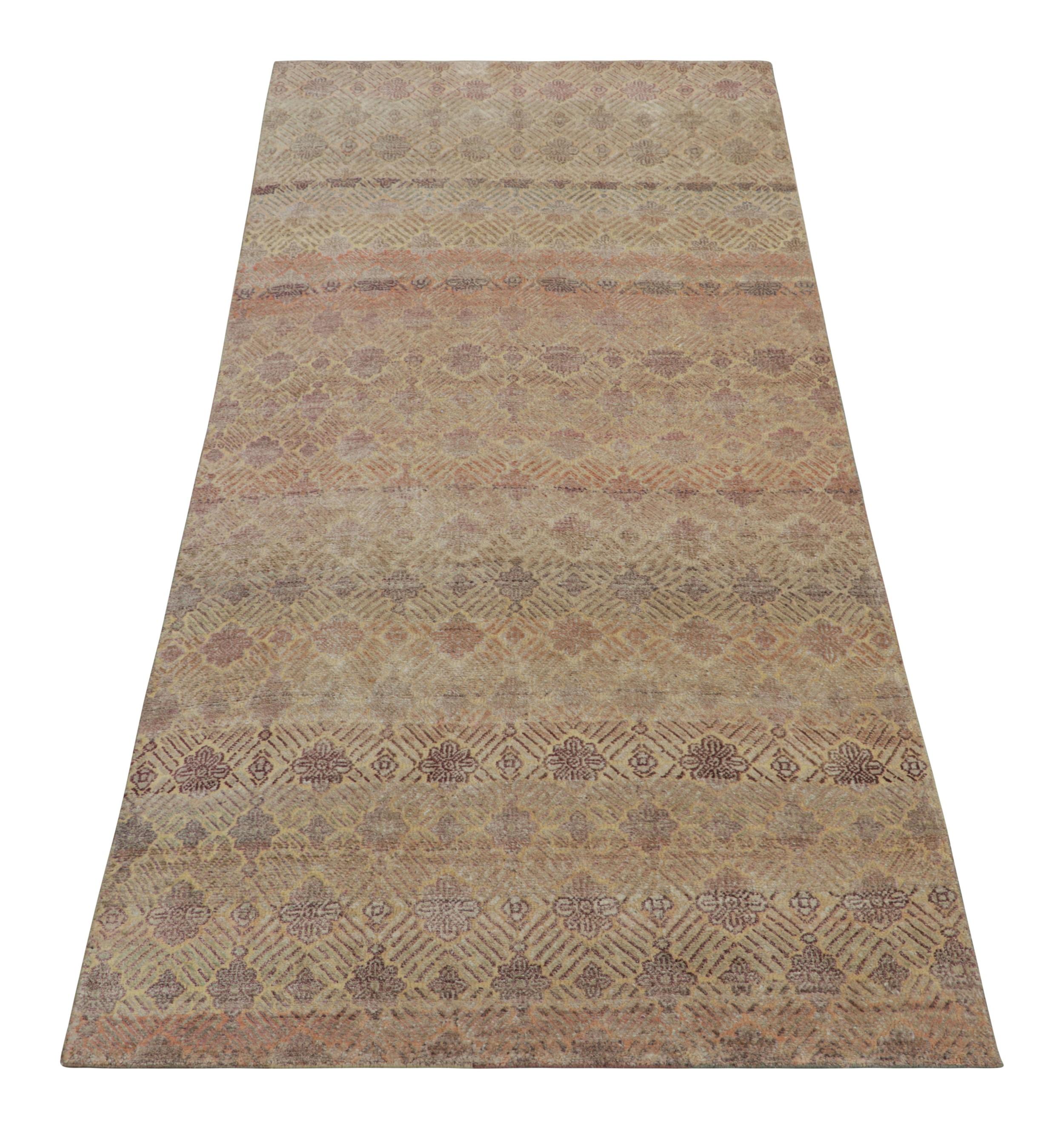 Rug & Kilim's Contemporary Läufer in Creme und Mauve mit Blumenmustern (Handgeknüpft) im Angebot