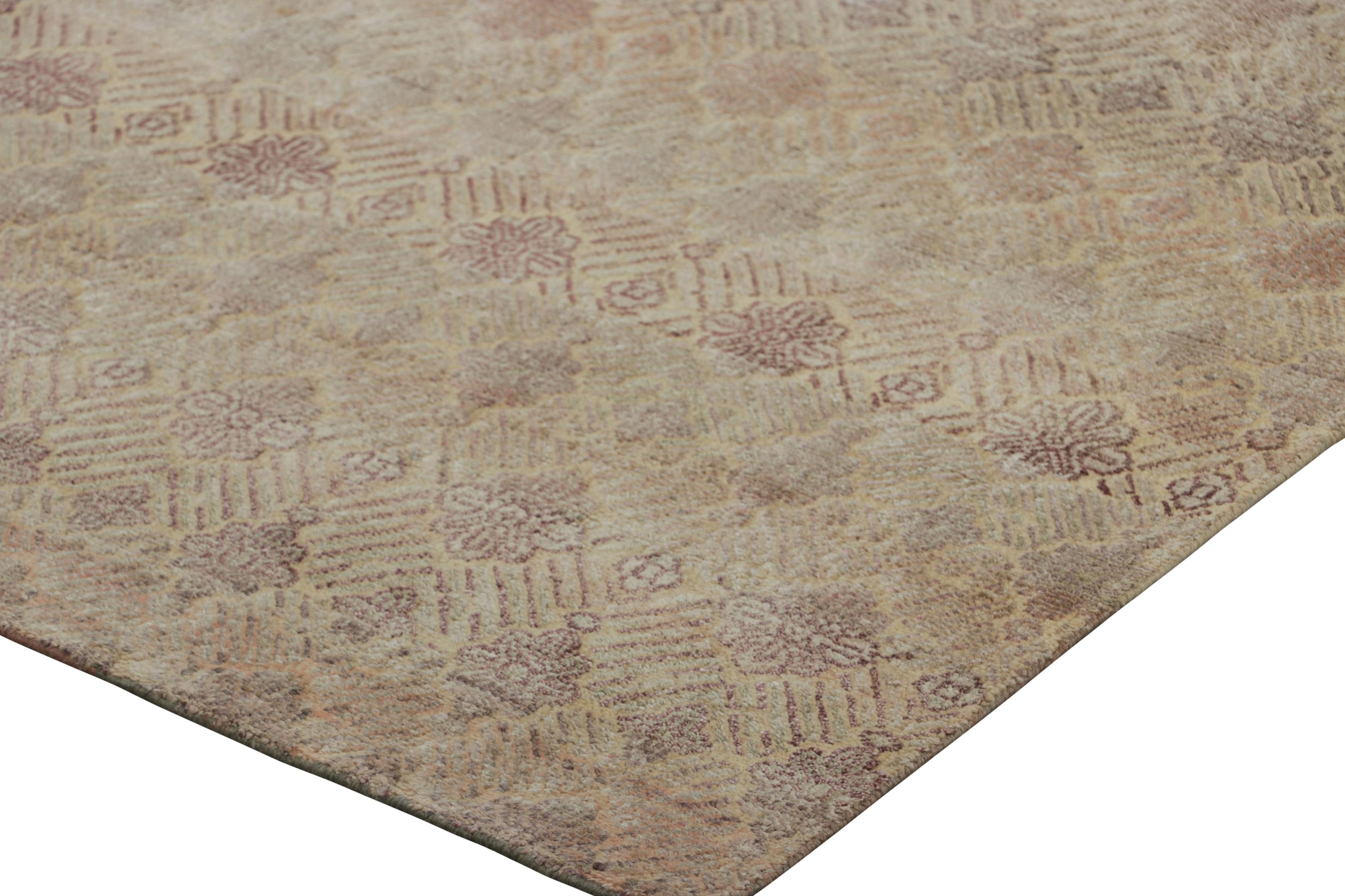 Rug & Kilim's Contemporary Läufer in Creme und Mauve mit Blumenmustern im Zustand „Neu“ im Angebot in Long Island City, NY