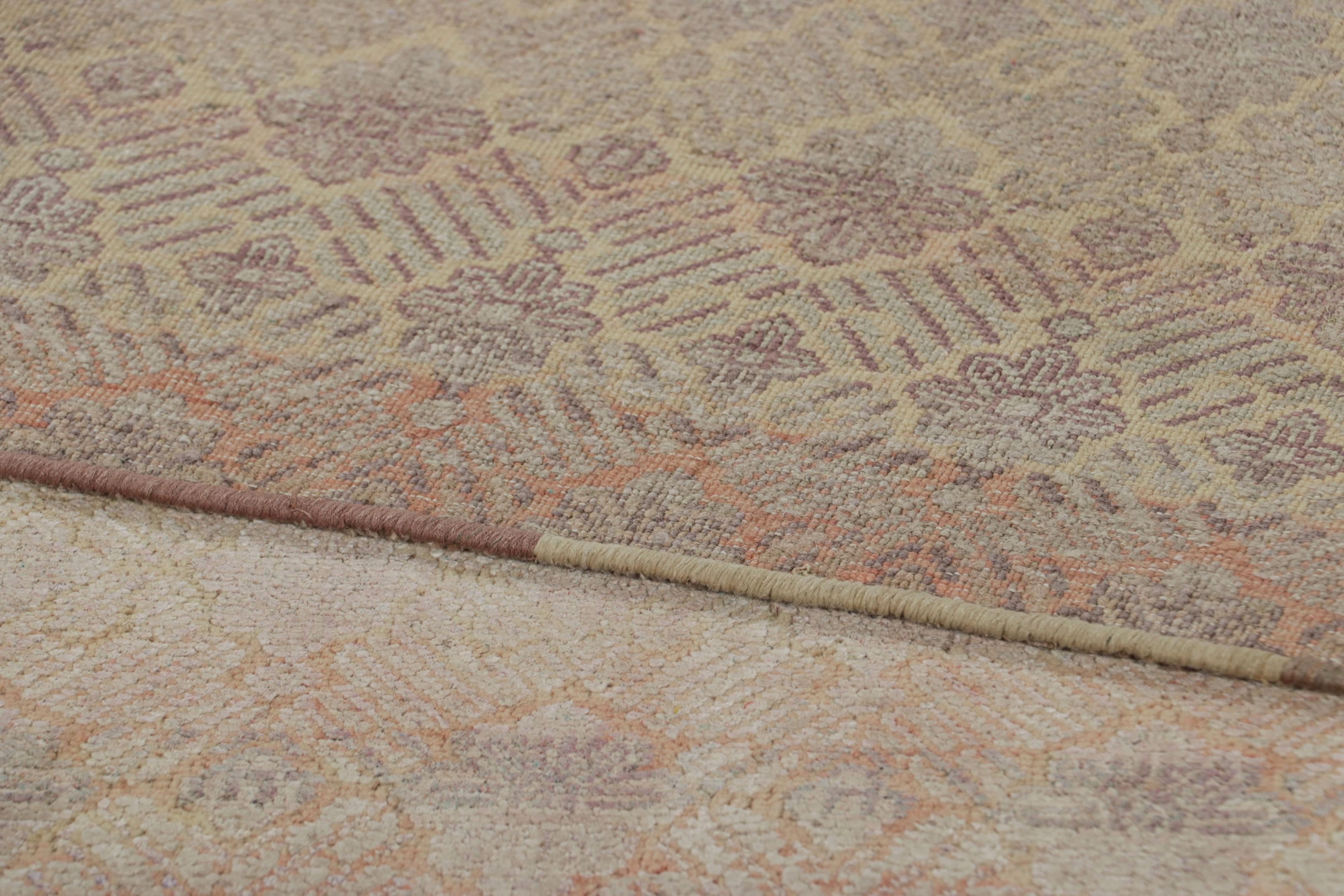 Alfombra contemporánea Rug & Kilim en crema y malva con motivos florales Siglo XXI y contemporáneo en venta