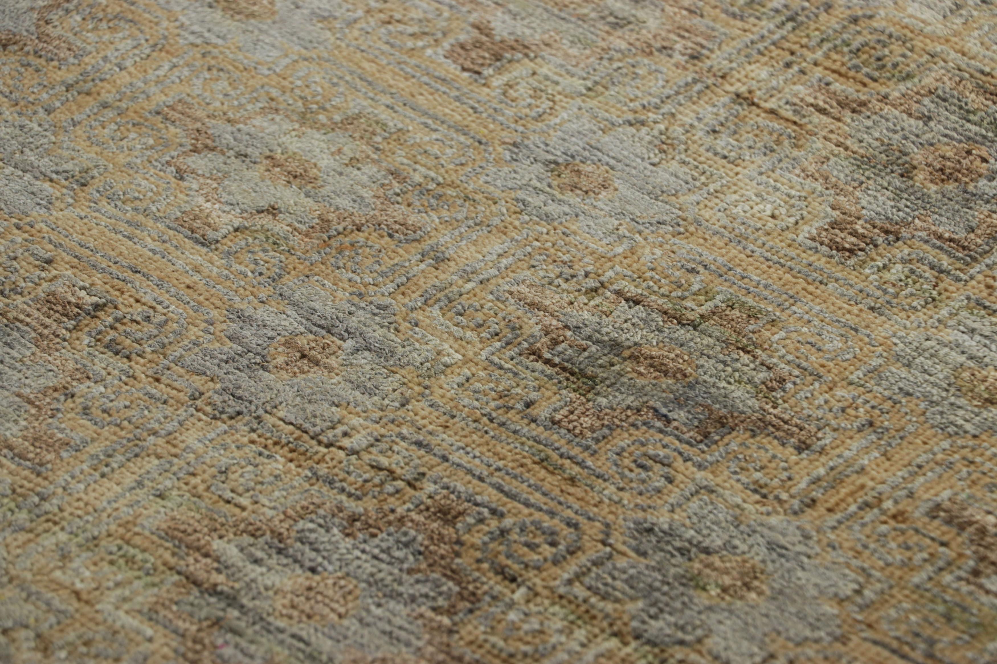 Dieser 2x7-Läufer aus handgeknüpfter Wolle und Seide ist eine aufregende Ergänzung der Modern-Kollektion von Rug & Kilim.

Über das Design: 

Dieser moderne Läufer ist eine ruhige Studie in tonaler Harmonie und zeigt stilisierte florale Rosetten,