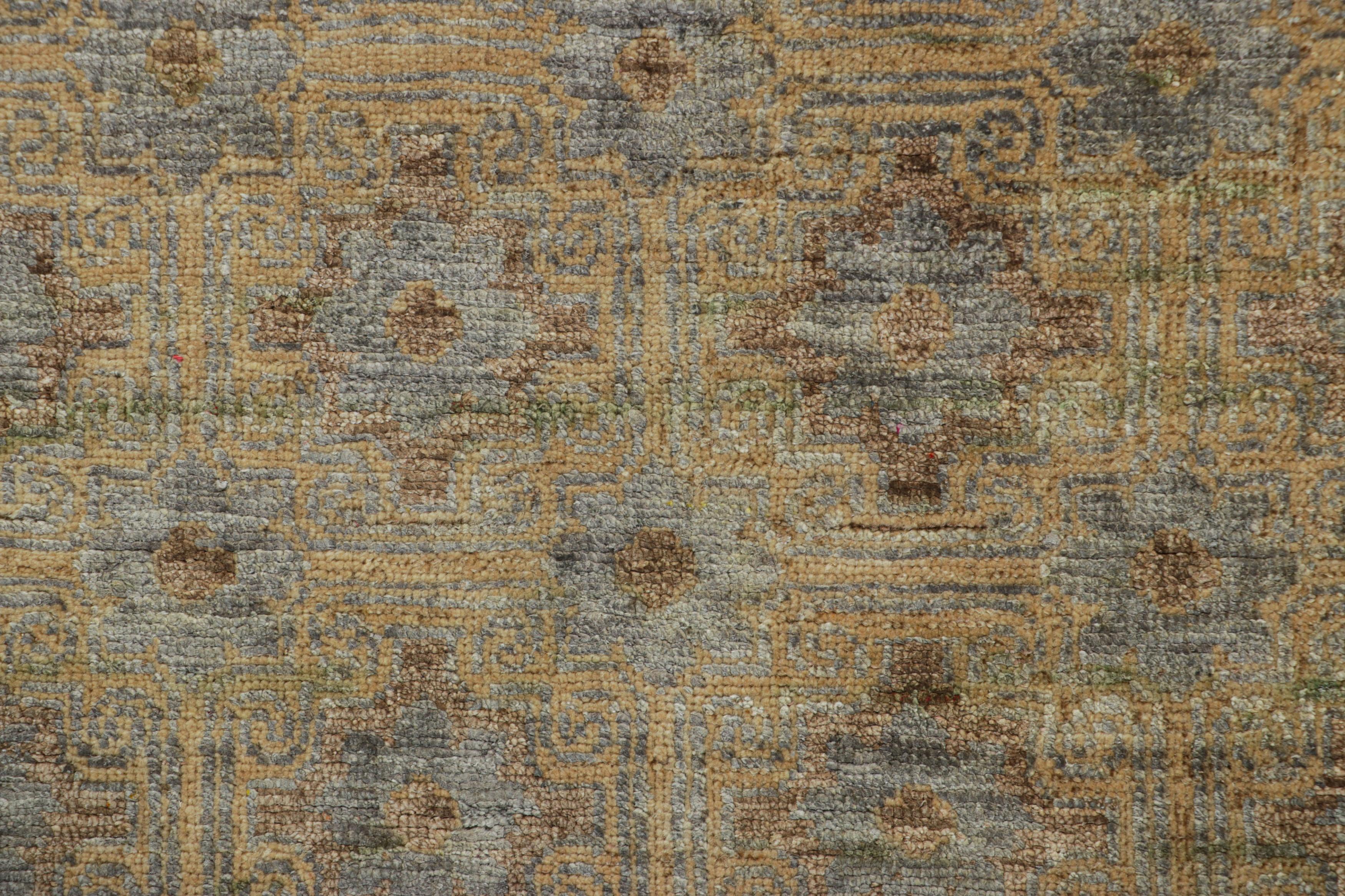 Rug & Kilim's Contemporary Läufer in Gold und Grau mit floralen Mustern (Moderne) im Angebot