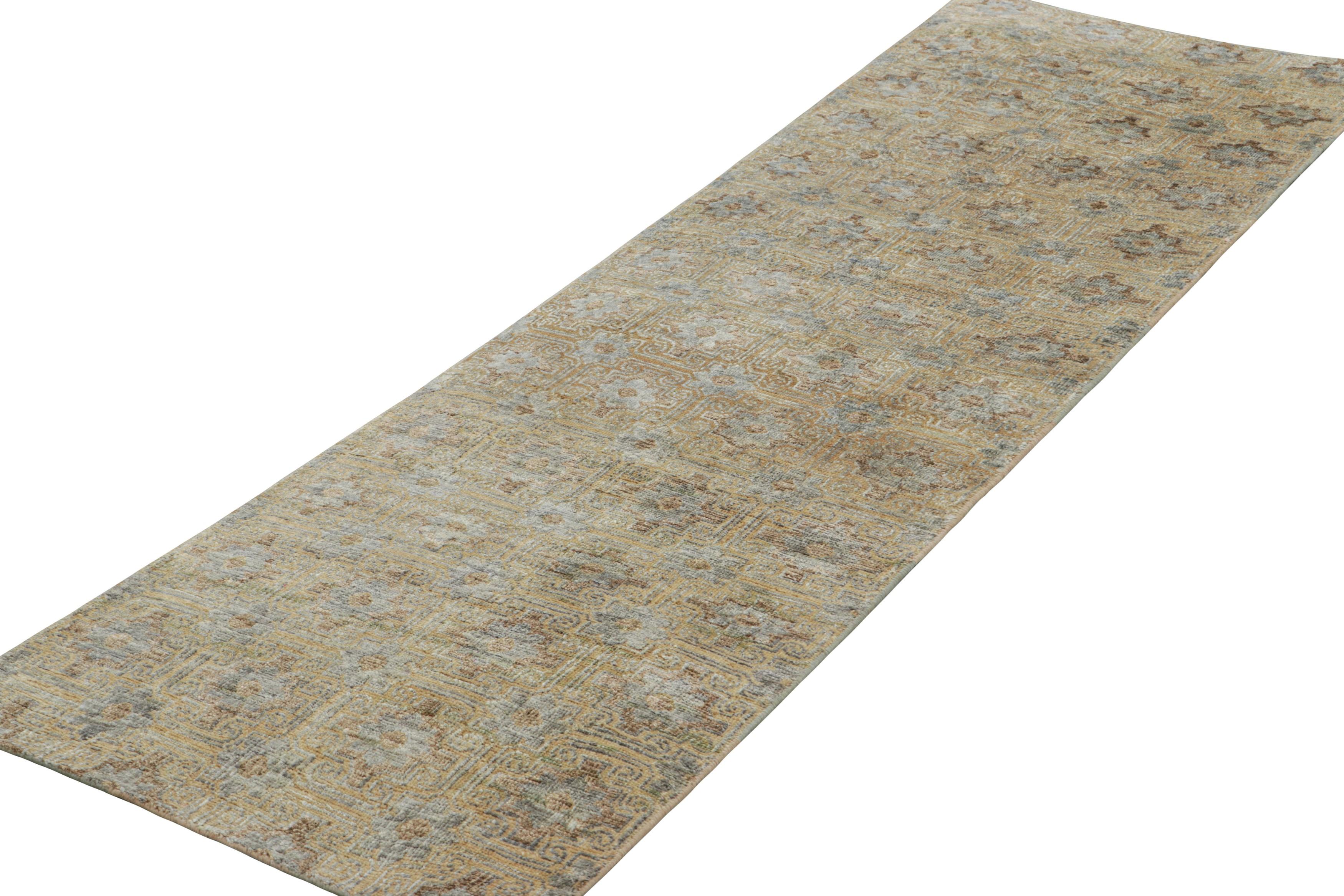 Rug & Kilim's Contemporary Läufer in Gold und Grau mit floralen Mustern (Indisch) im Angebot