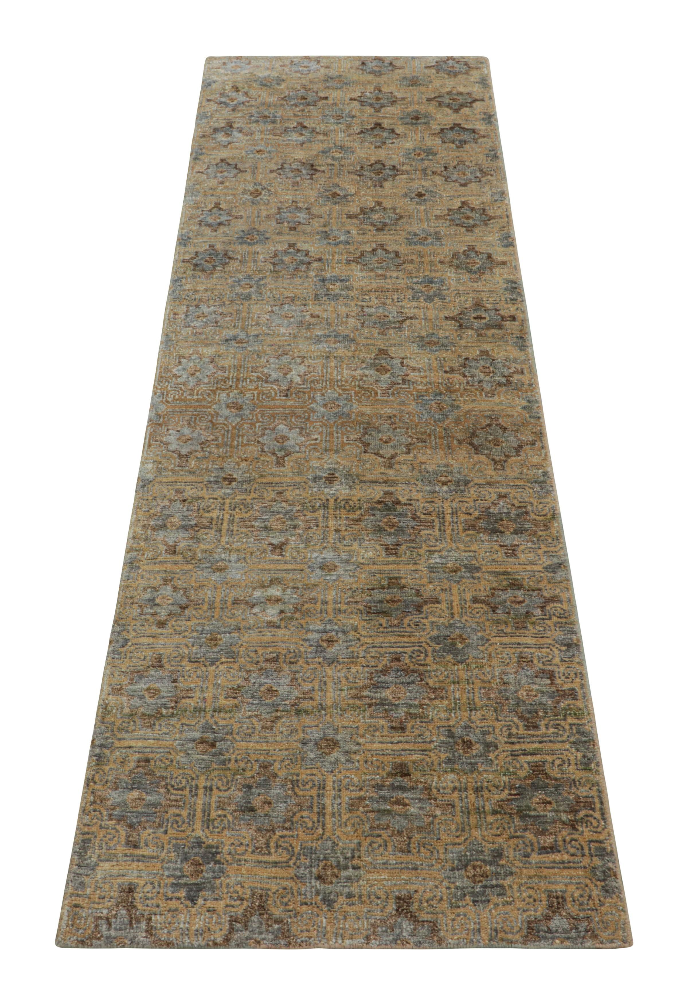Rug & Kilim's Contemporary Läufer in Gold und Grau mit floralen Mustern (Handgeknüpft) im Angebot
