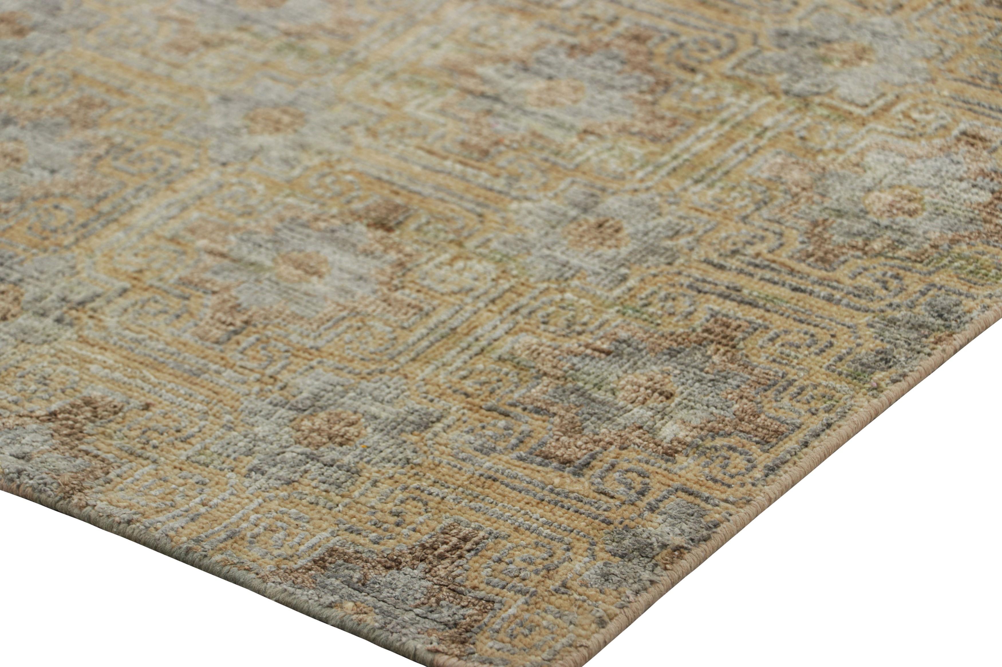 Rug & Kilim's Contemporary Läufer in Gold und Grau mit floralen Mustern im Zustand „Neu“ im Angebot in Long Island City, NY