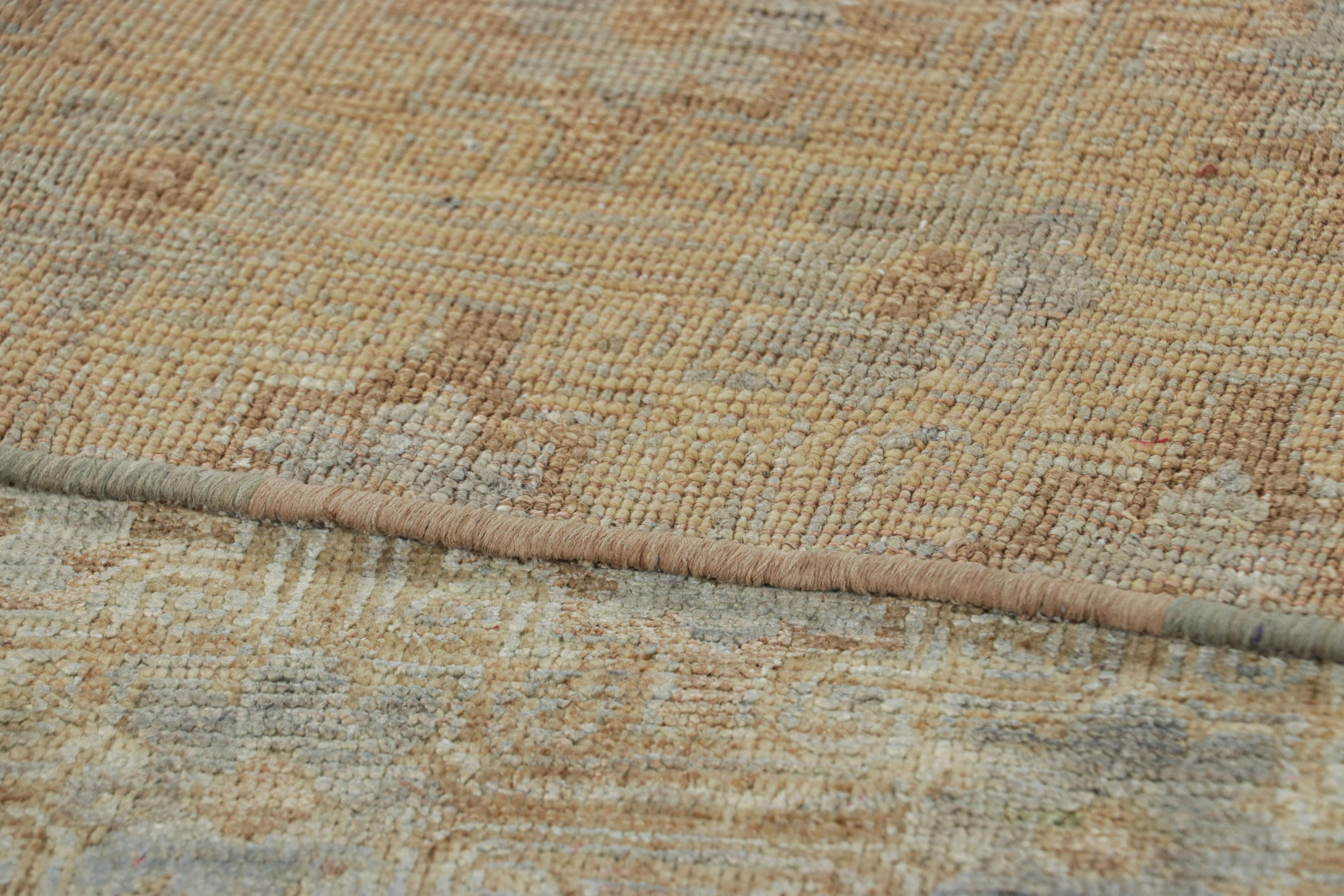 Rug & Kilim's Contemporary Läufer in Gold und Grau mit floralen Mustern (21. Jahrhundert und zeitgenössisch) im Angebot