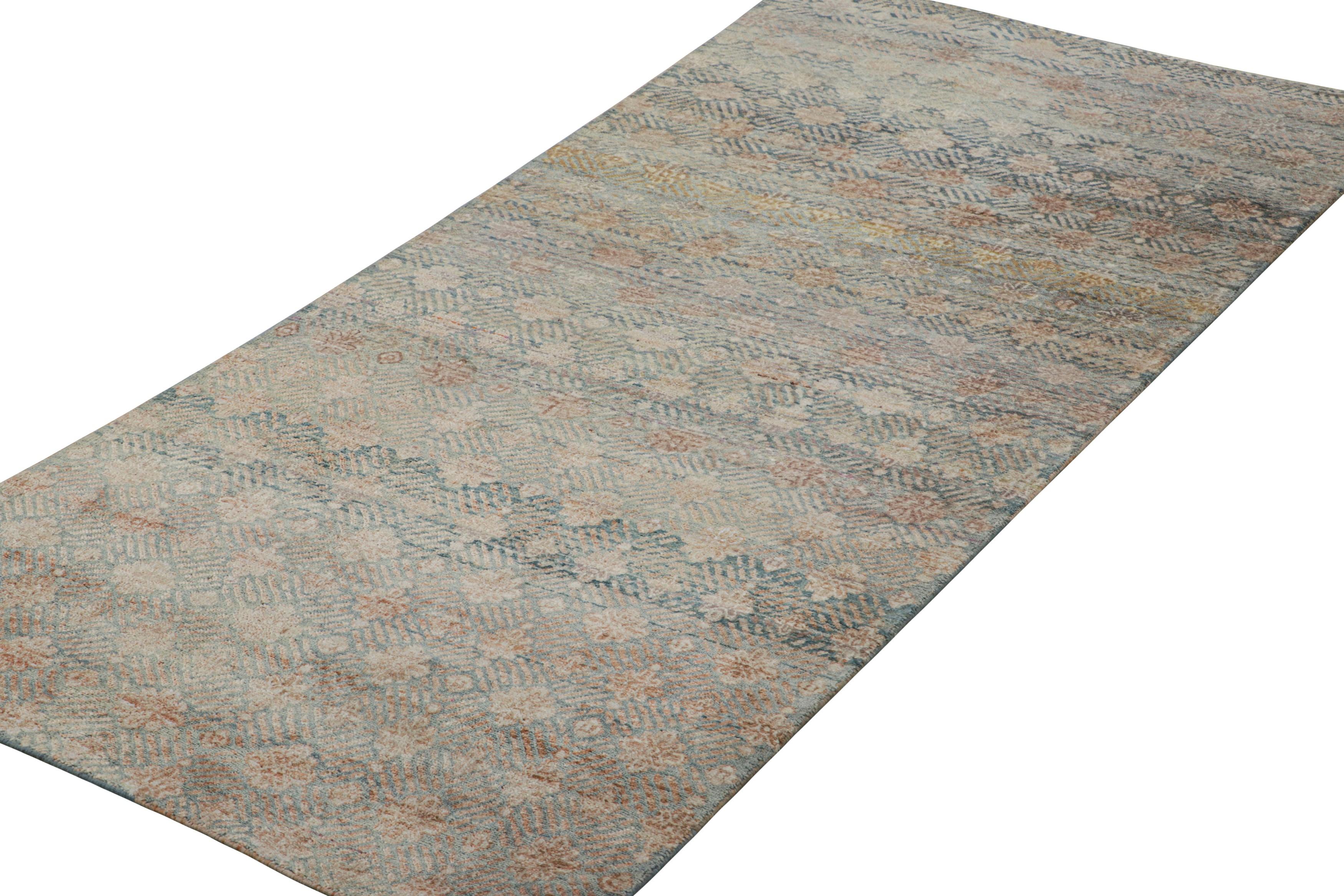 Indien Tapis de course contemporain de Rug & Kilim, bleu clair et crème avec motifs floraux en vente