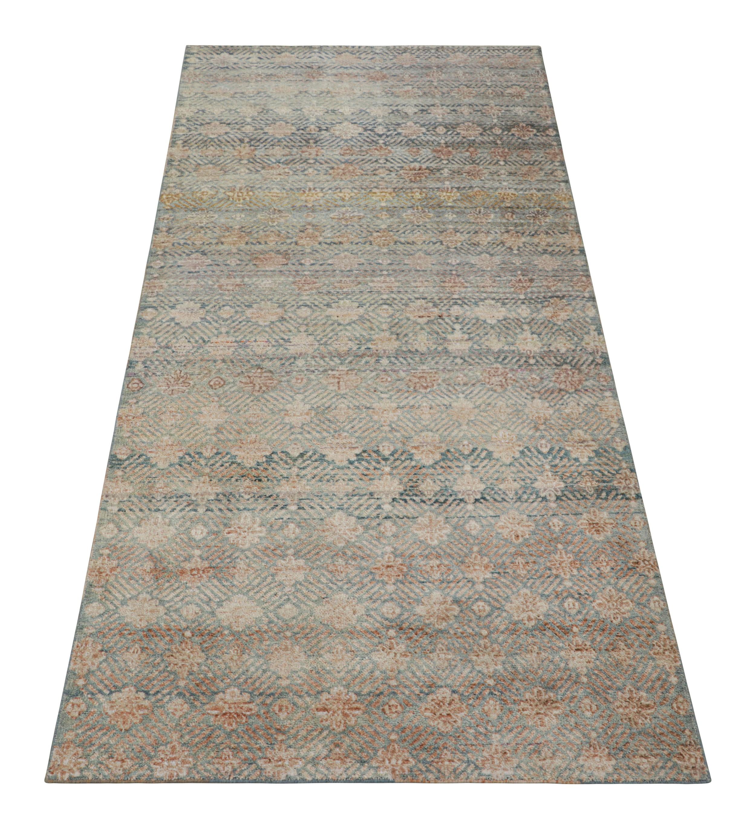 Noué à la main Tapis de course contemporain de Rug & Kilim, bleu clair et crème avec motifs floraux en vente