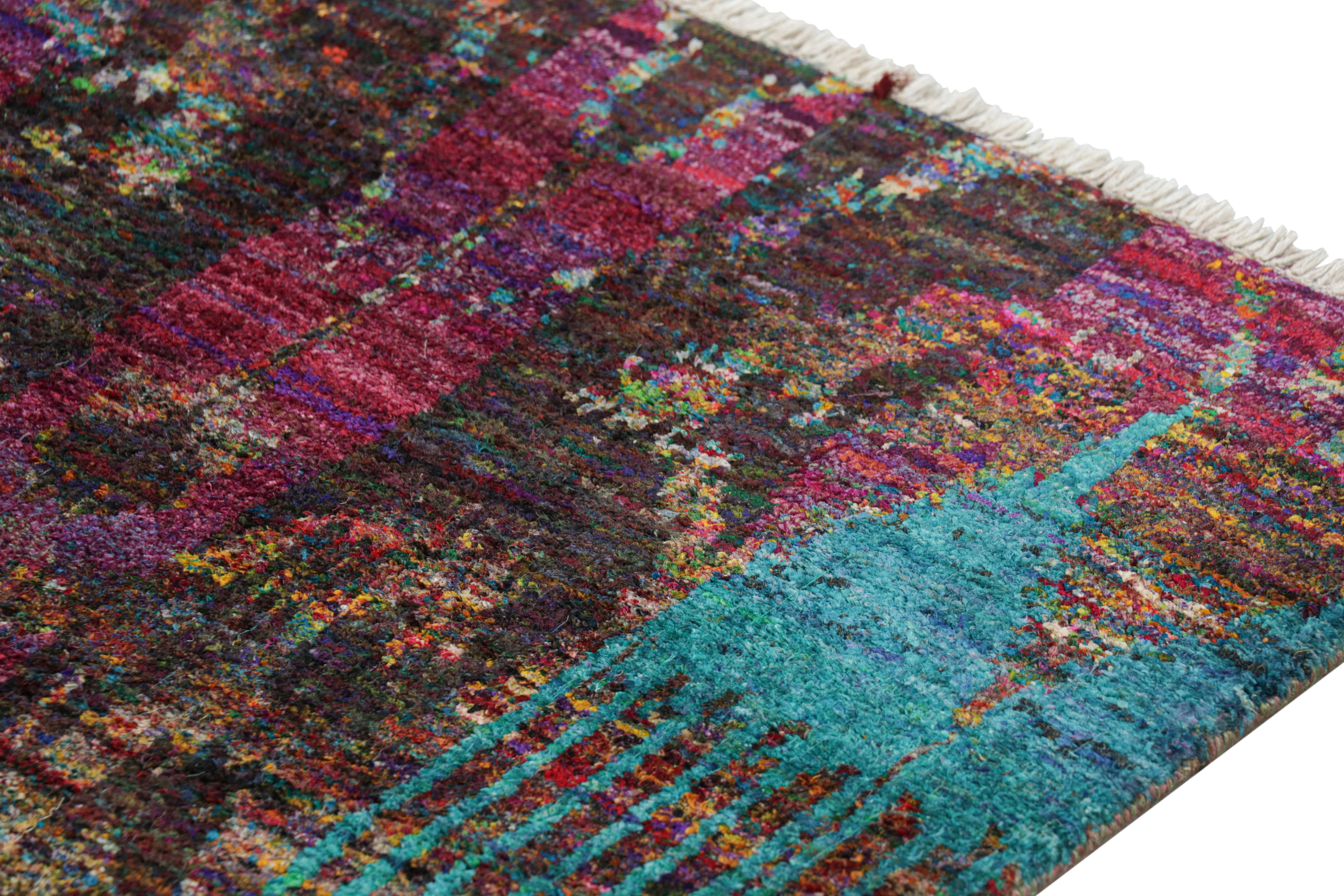 Moderno Rug & Kilim è un tappeto runner contemporaneo con motivi geometrici Ikat policromatici in vendita