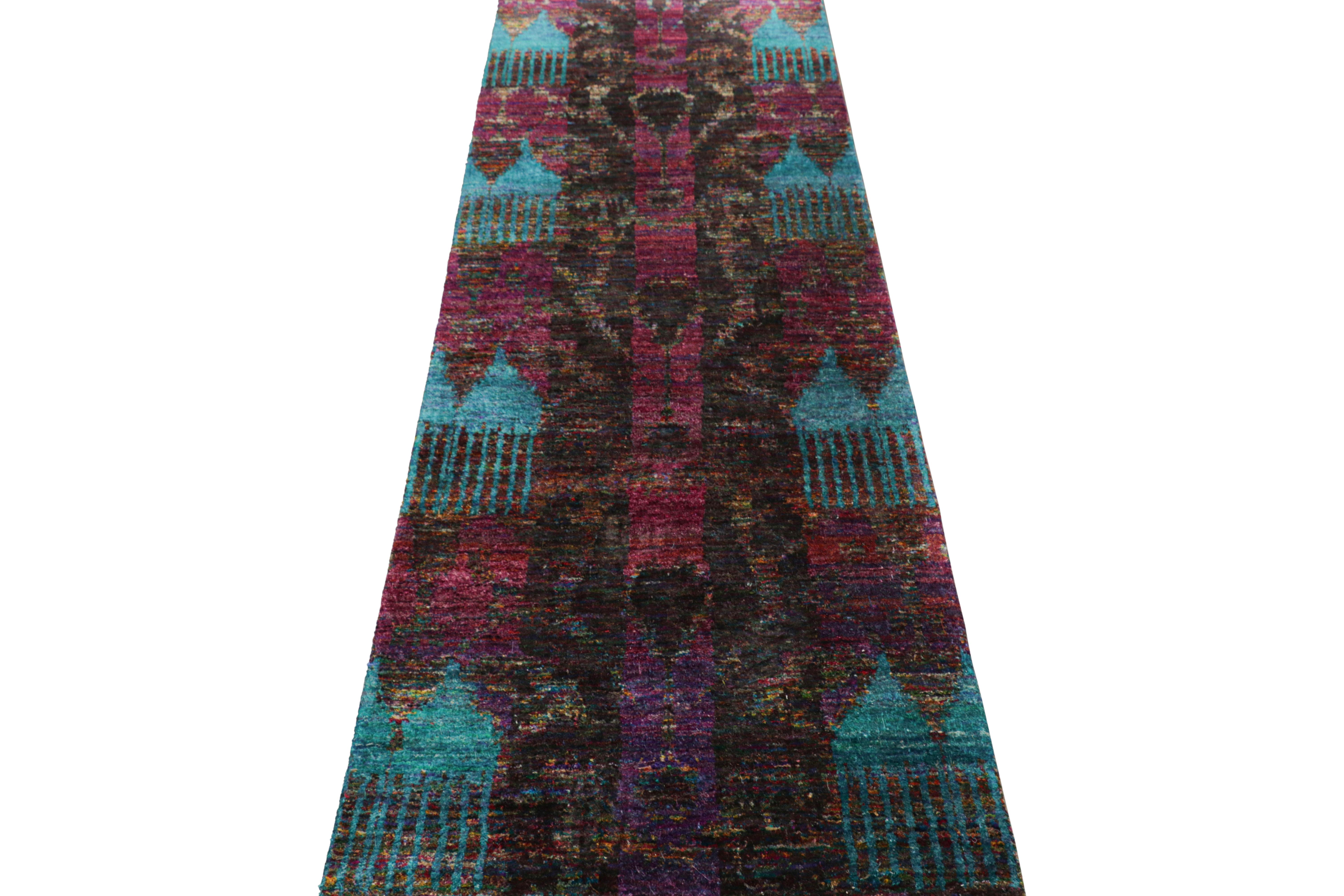 Indiano Rug & Kilim è un tappeto runner contemporaneo con motivi geometrici Ikat policromatici in vendita