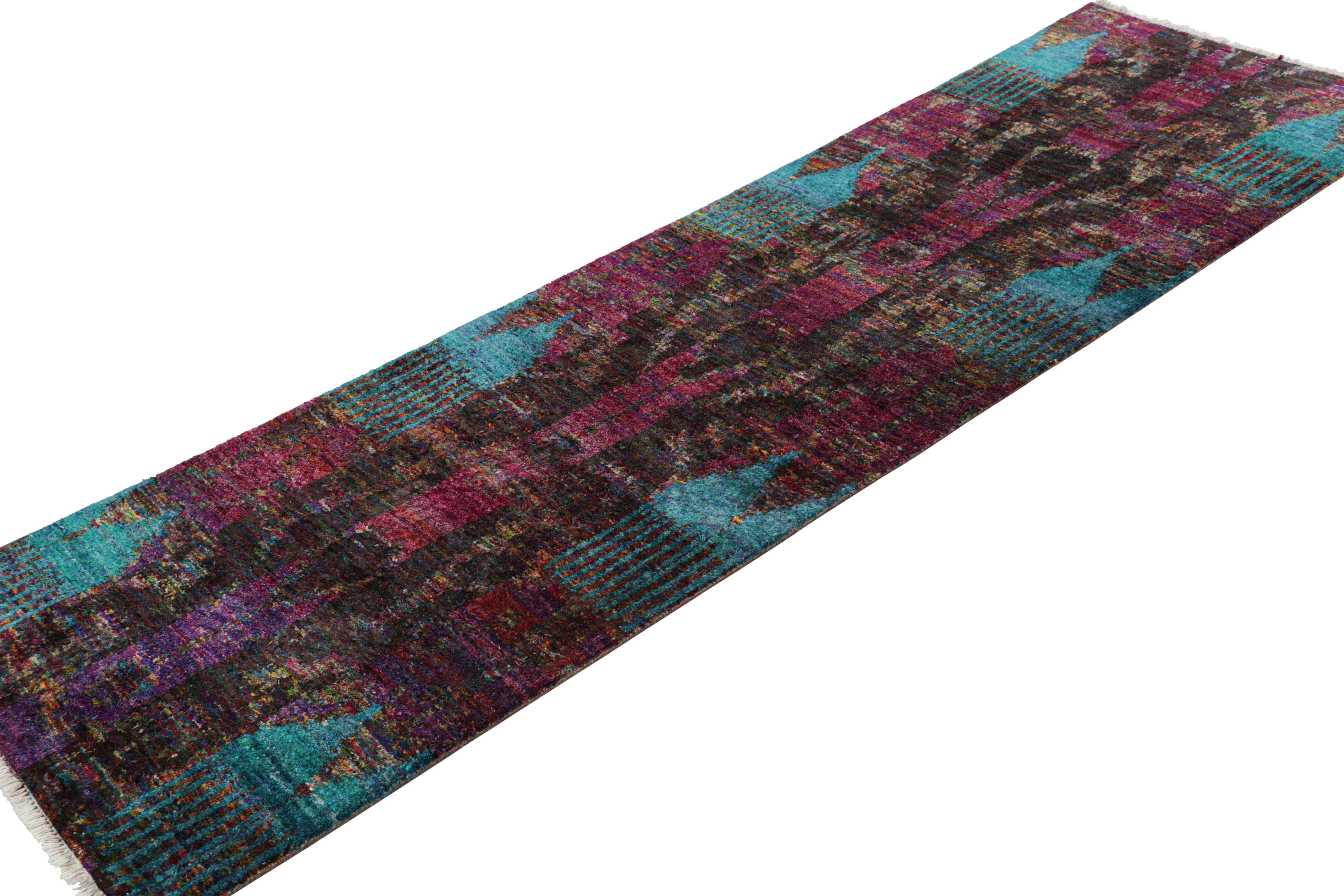 Annodato a mano Rug & Kilim è un tappeto runner contemporaneo con motivi geometrici Ikat policromatici in vendita