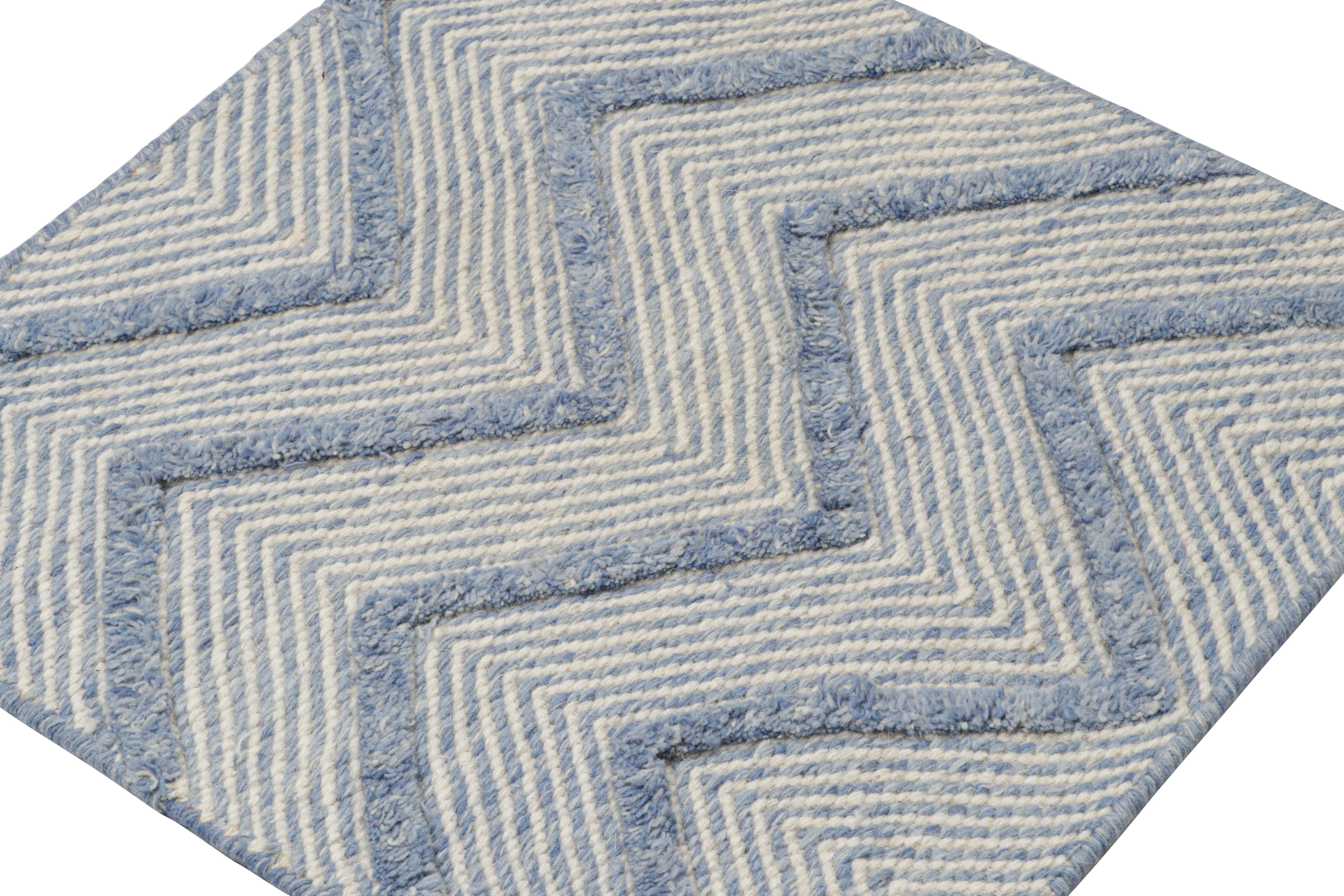 Tessuto a mano in lana, un tappeto 2x2 della selezione moderna di Rug & Kilim.

Sul Design

L'opera mette insieme trama piatta e vello, come si vede nei motivi chevron più grandi che presentano una trama ispida e a pelo alto che spicca sulla base a
