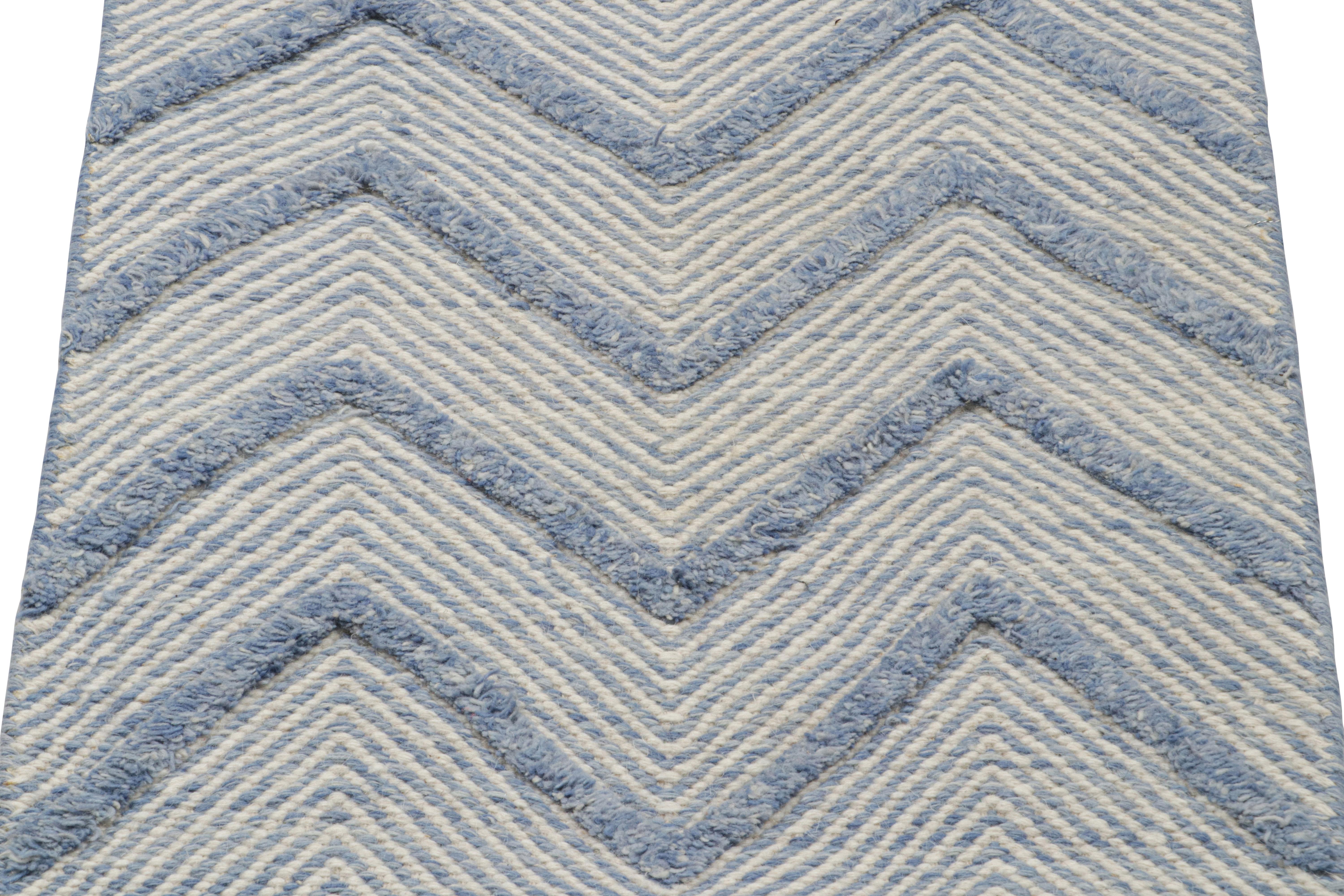 Moderno Rug & Kilim è un tappeto contemporaneo con motivi chevron bianchi e blu in vendita
