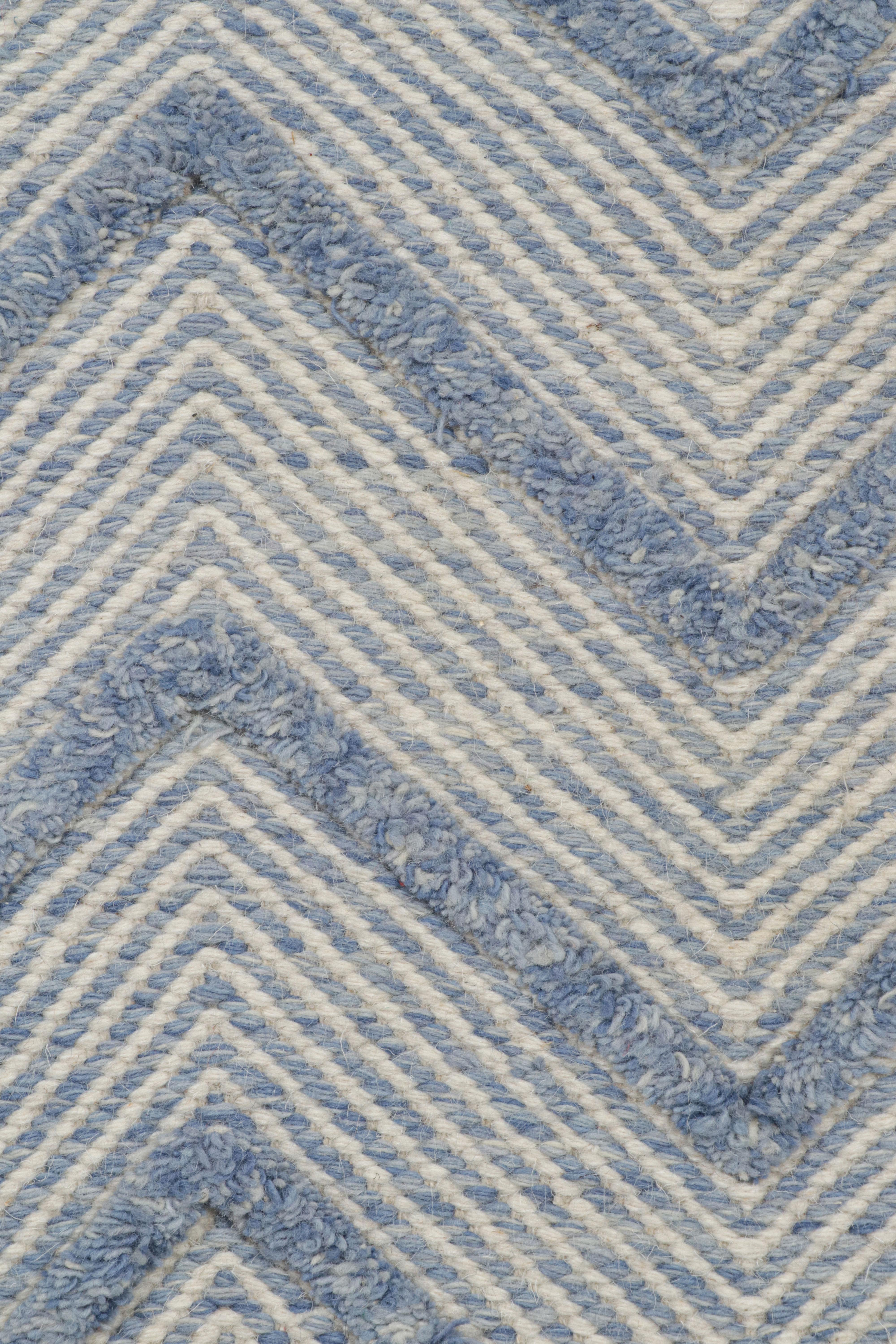 Indiano Rug & Kilim è un tappeto contemporaneo con motivi chevron bianchi e blu in vendita