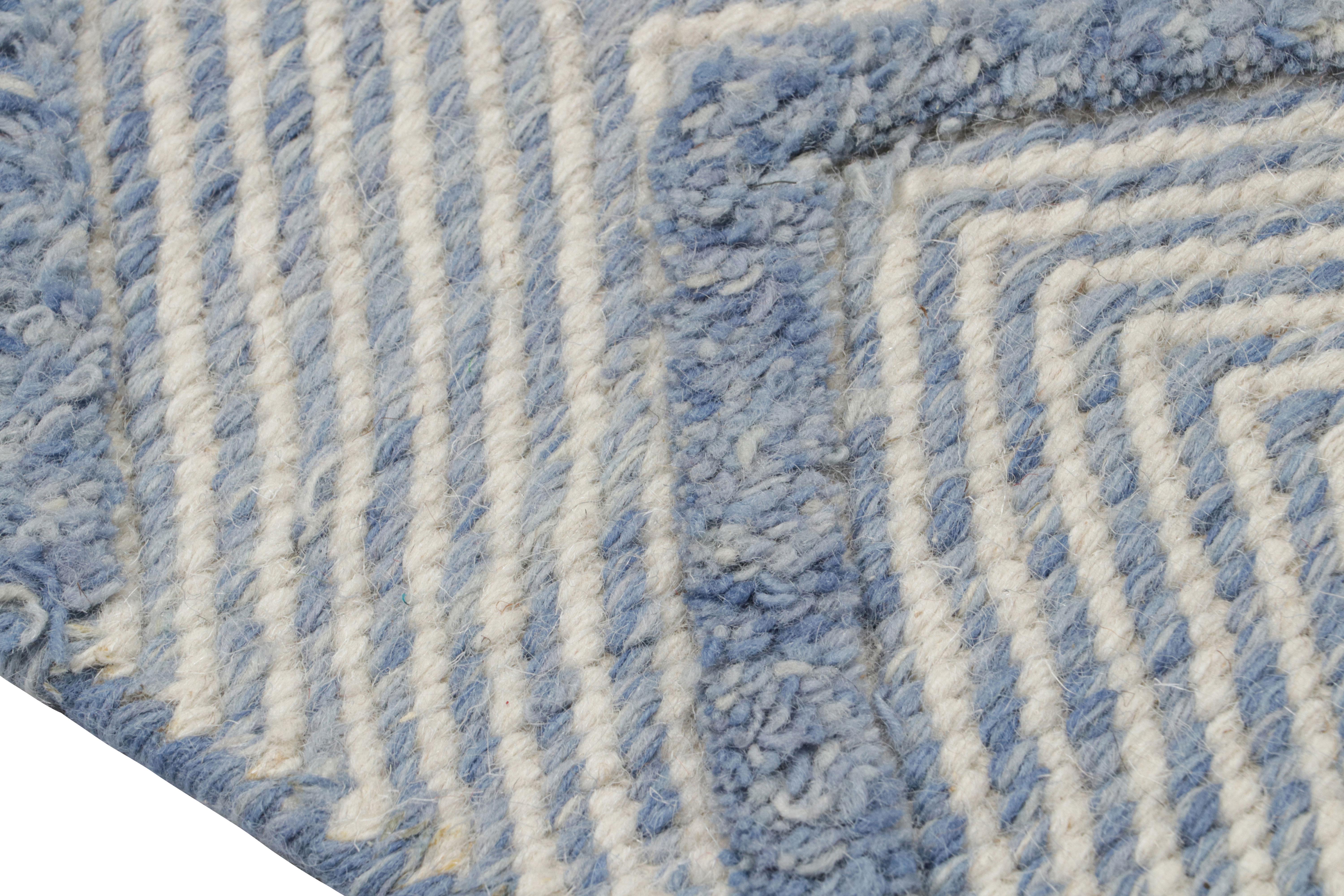 Annodato a mano Rug & Kilim è un tappeto contemporaneo con motivi chevron bianchi e blu in vendita