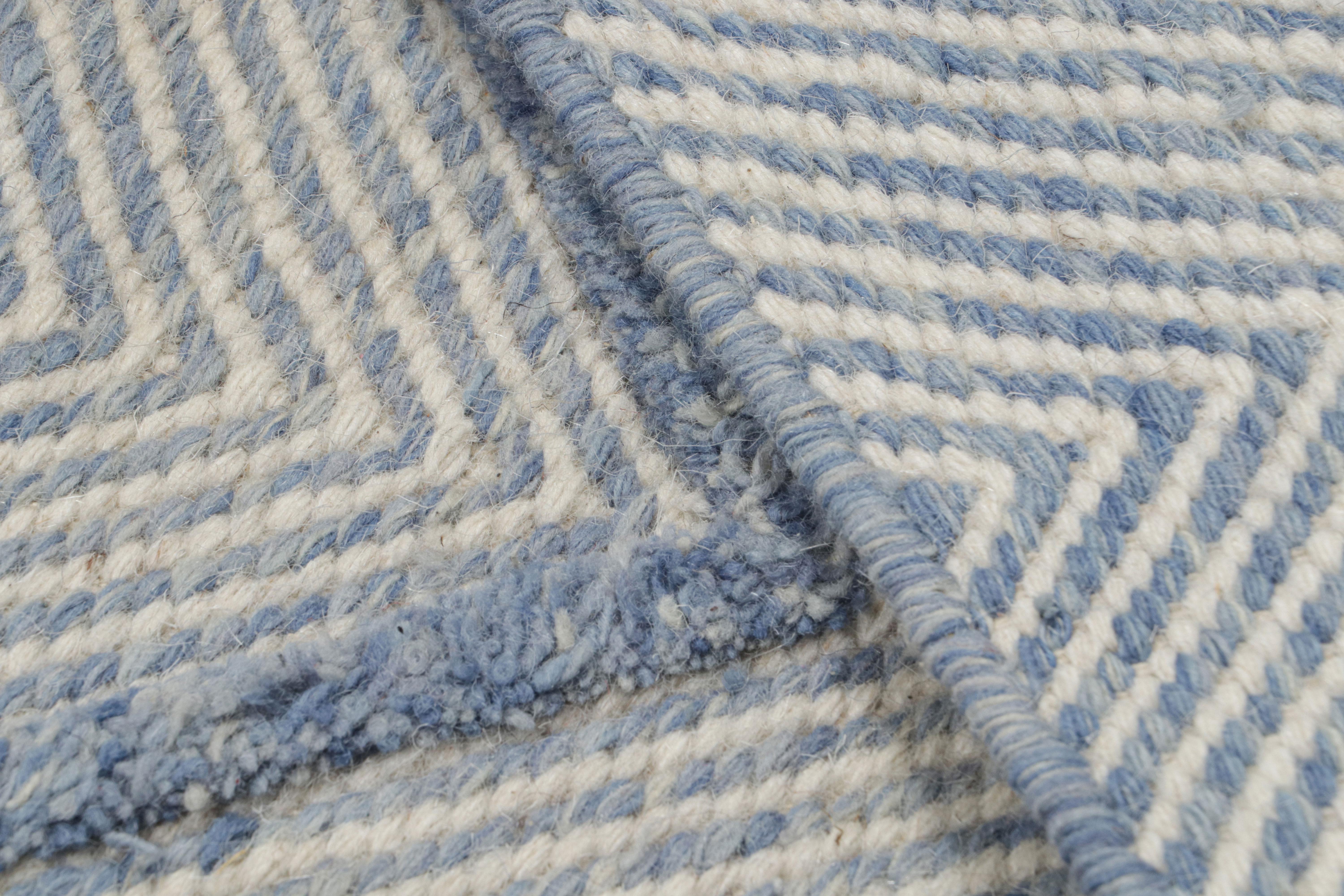 XXI secolo e contemporaneo Rug & Kilim è un tappeto contemporaneo con motivi chevron bianchi e blu in vendita