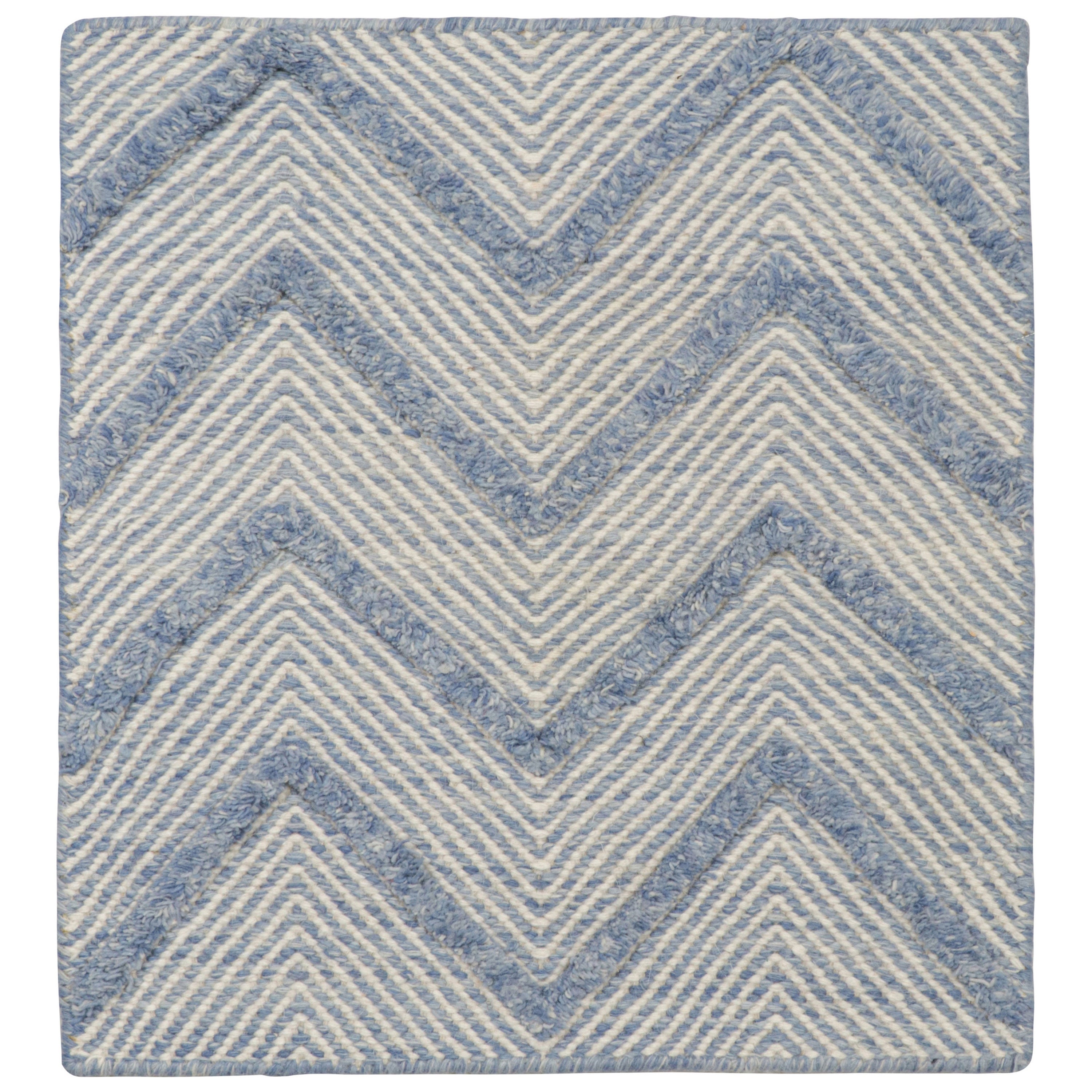 Rug & Kilim è un tappeto contemporaneo con motivi chevron bianchi e blu