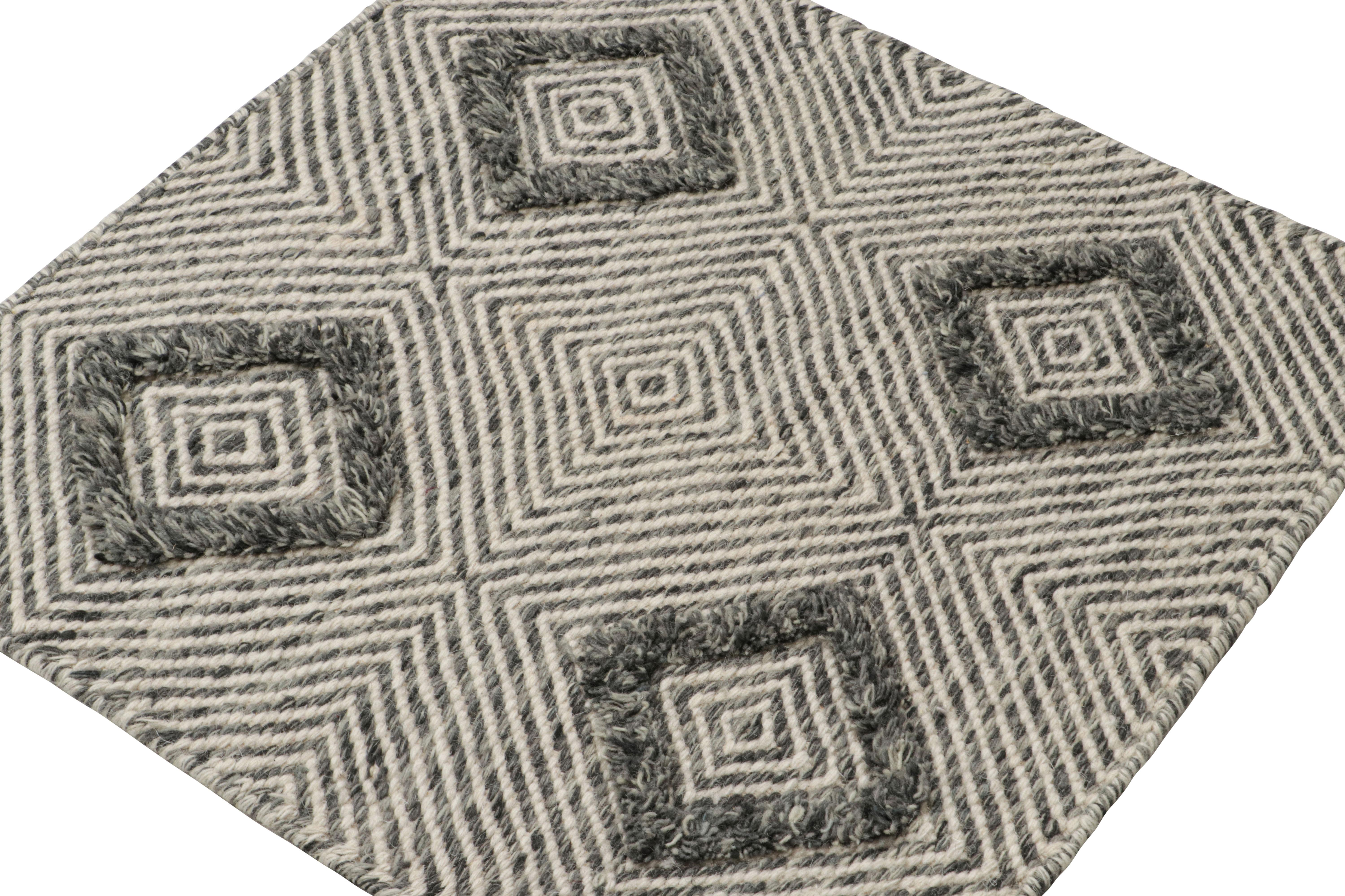 Tessuto a mano in lana, un tappeto 2x2 della selezione moderna di Rug & Kilim.

Sul design:

L'opera mette insieme trama piatta e vello, come si vede nei motivi a diamante più grandi che presentano una trama ispida e a vello alto che si distingue