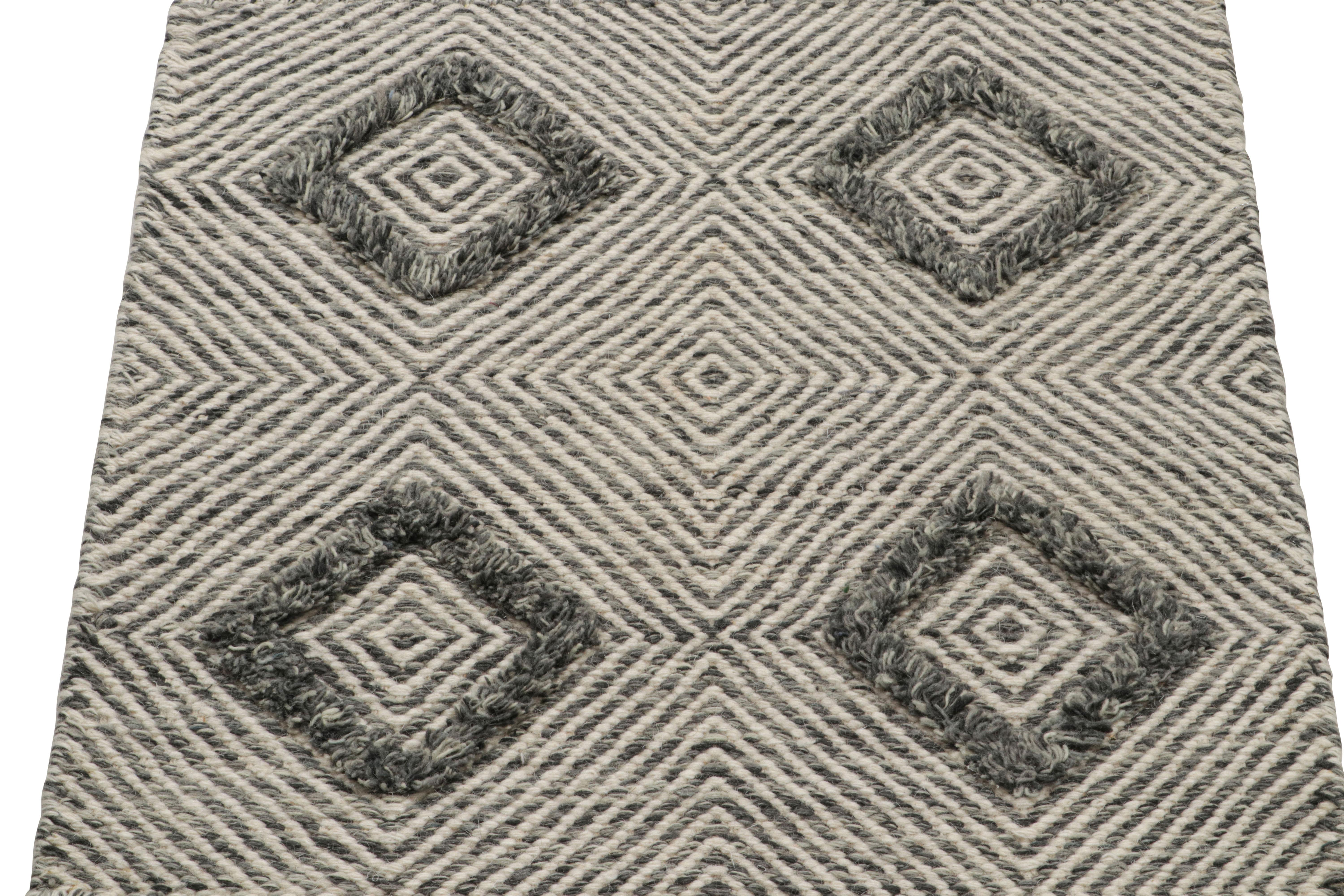 Moderno Rug & Kilim è un tappeto a dispersione contemporaneo con motivi geometrici bianchi e grigi in vendita