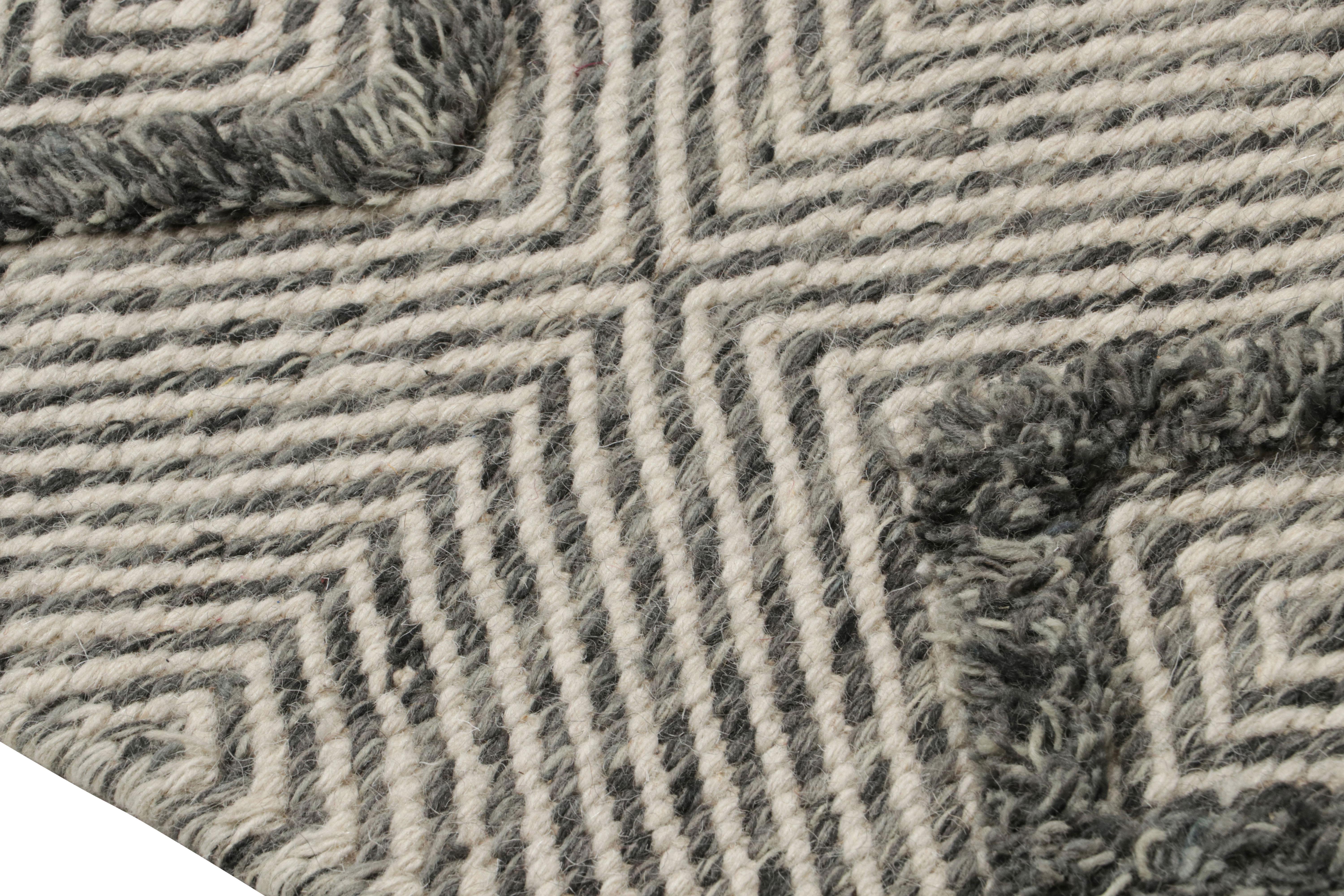 Annodato a mano Rug & Kilim è un tappeto a dispersione contemporaneo con motivi geometrici bianchi e grigi in vendita