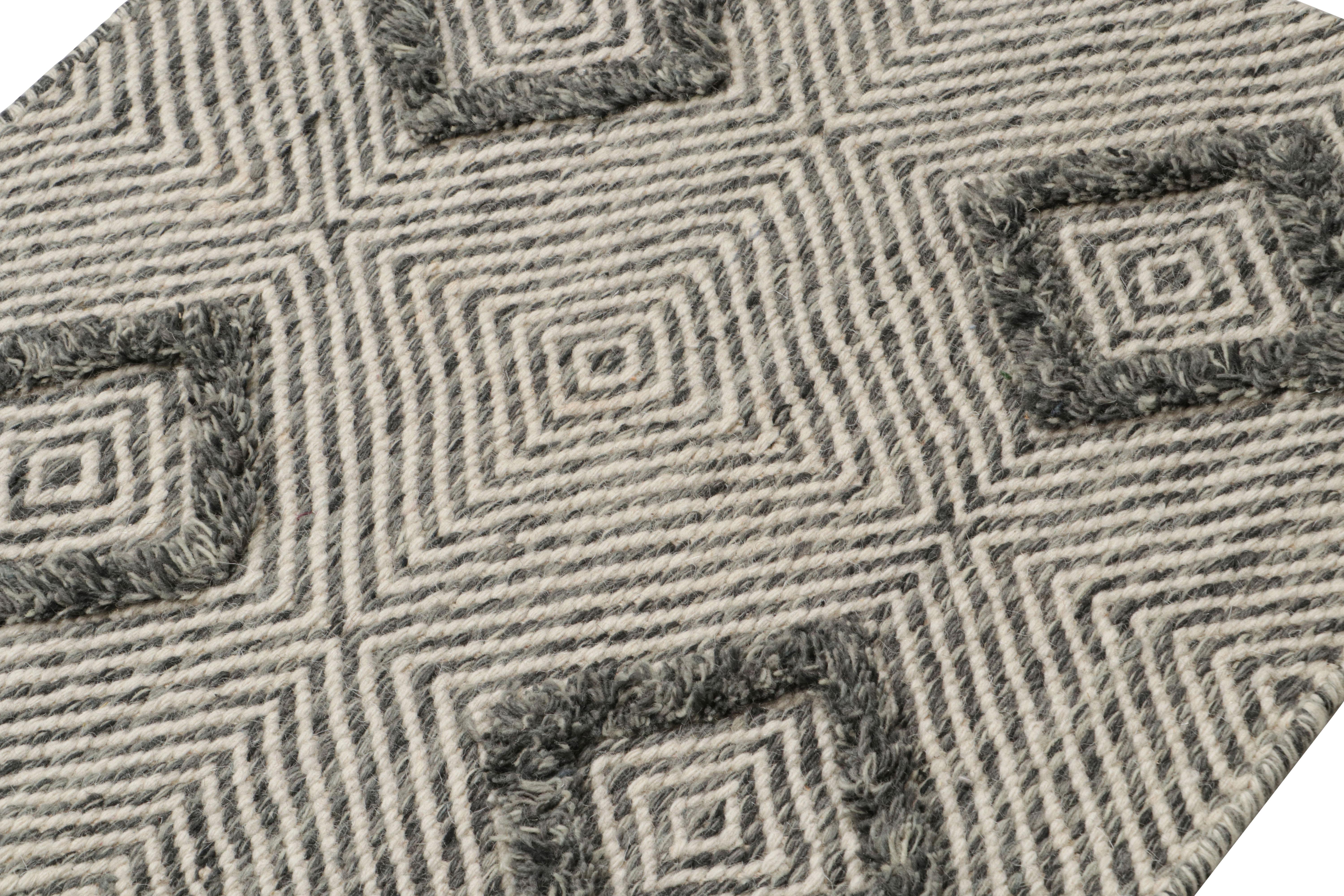Rug & Kilim è un tappeto a dispersione contemporaneo con motivi geometrici bianchi e grigi In condizioni Nuovo in vendita a Long Island City, NY