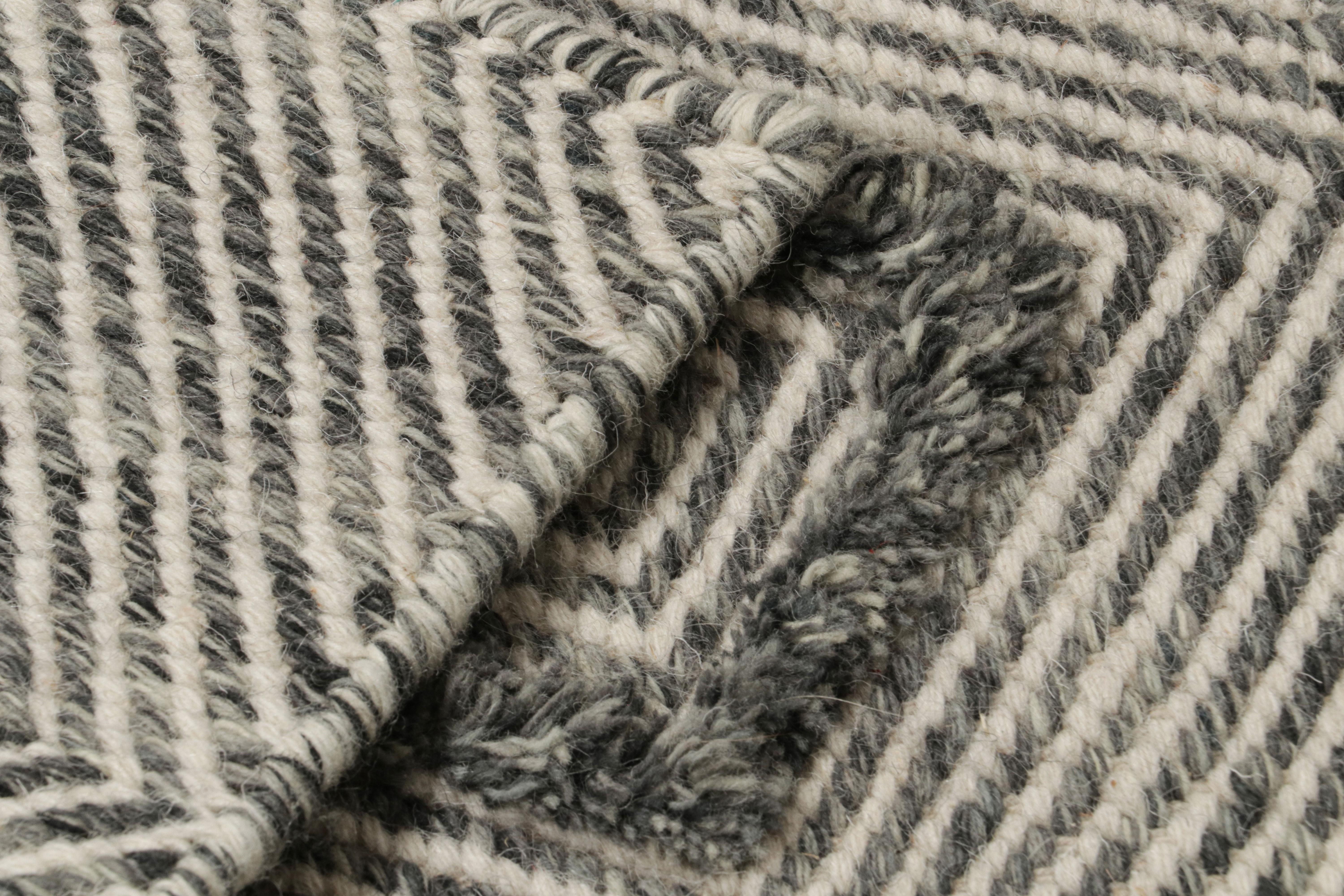 XXI secolo e contemporaneo Rug & Kilim è un tappeto a dispersione contemporaneo con motivi geometrici bianchi e grigi in vendita