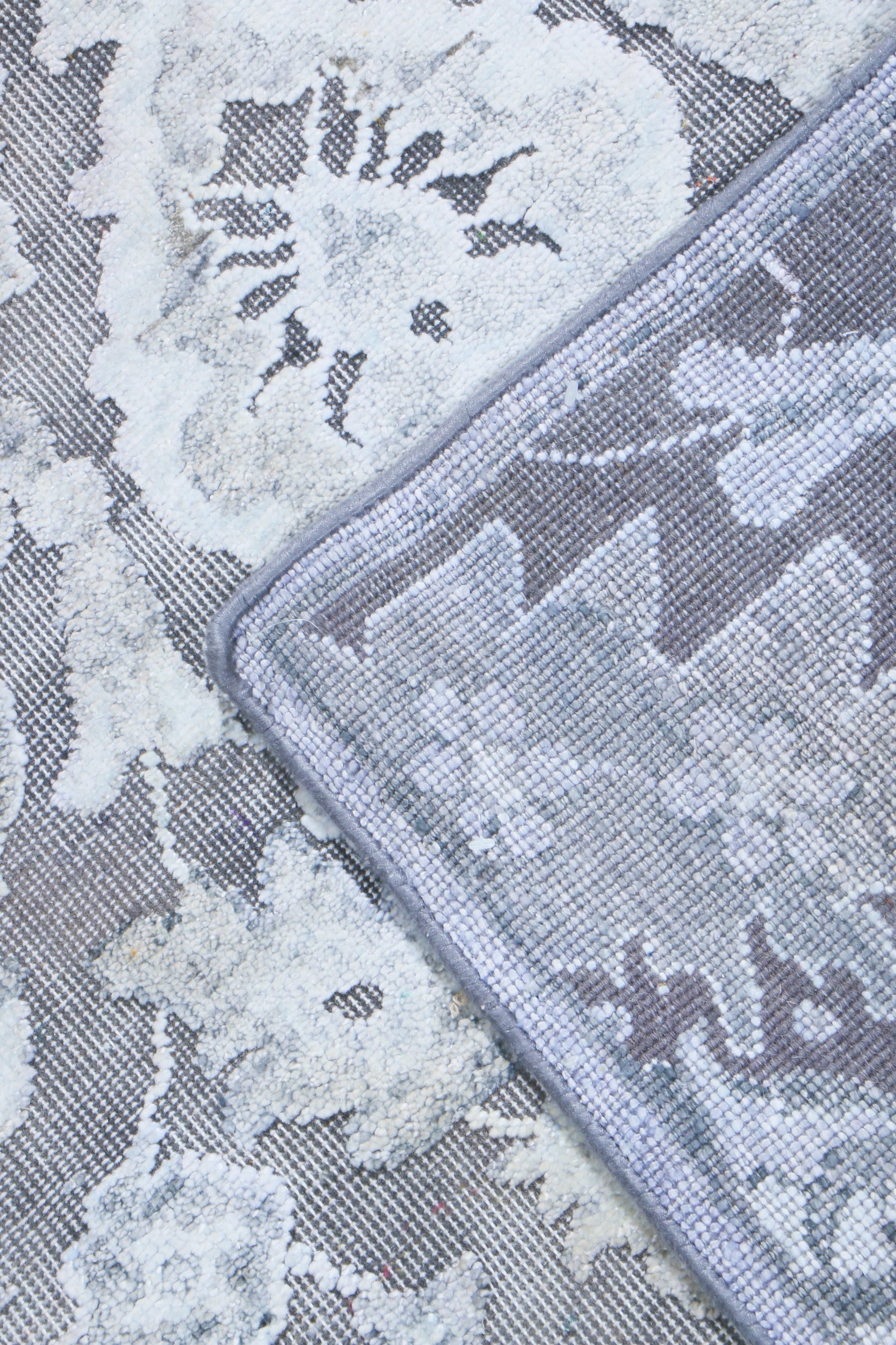 XXIe siècle et contemporain Tapis contemporain en laine et soie gris argenté de Rug & Kilim en vente
