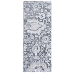 Rug & Kilim è un tappeto contemporaneo in lana e seta di colore grigio argento.
